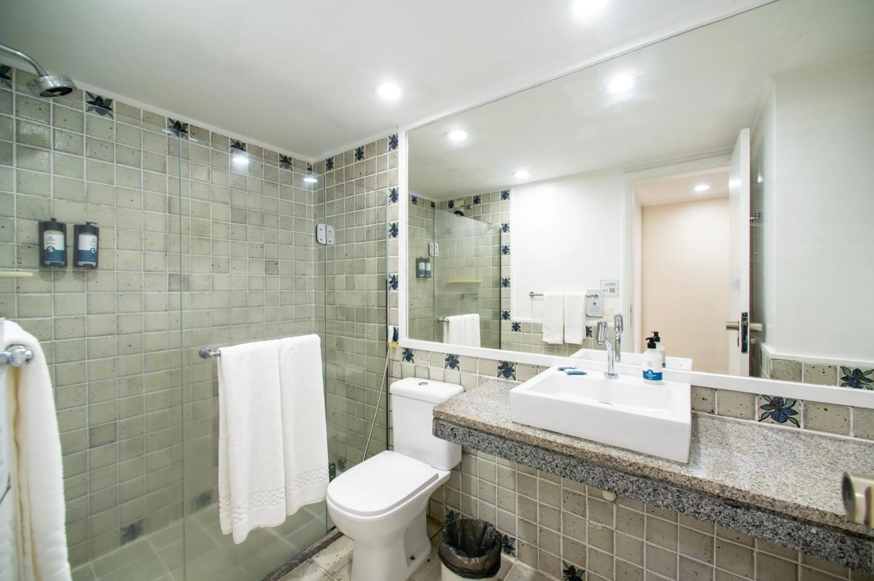 Toilet in Jatiúca Suites Resort by Slaviero Hotéis