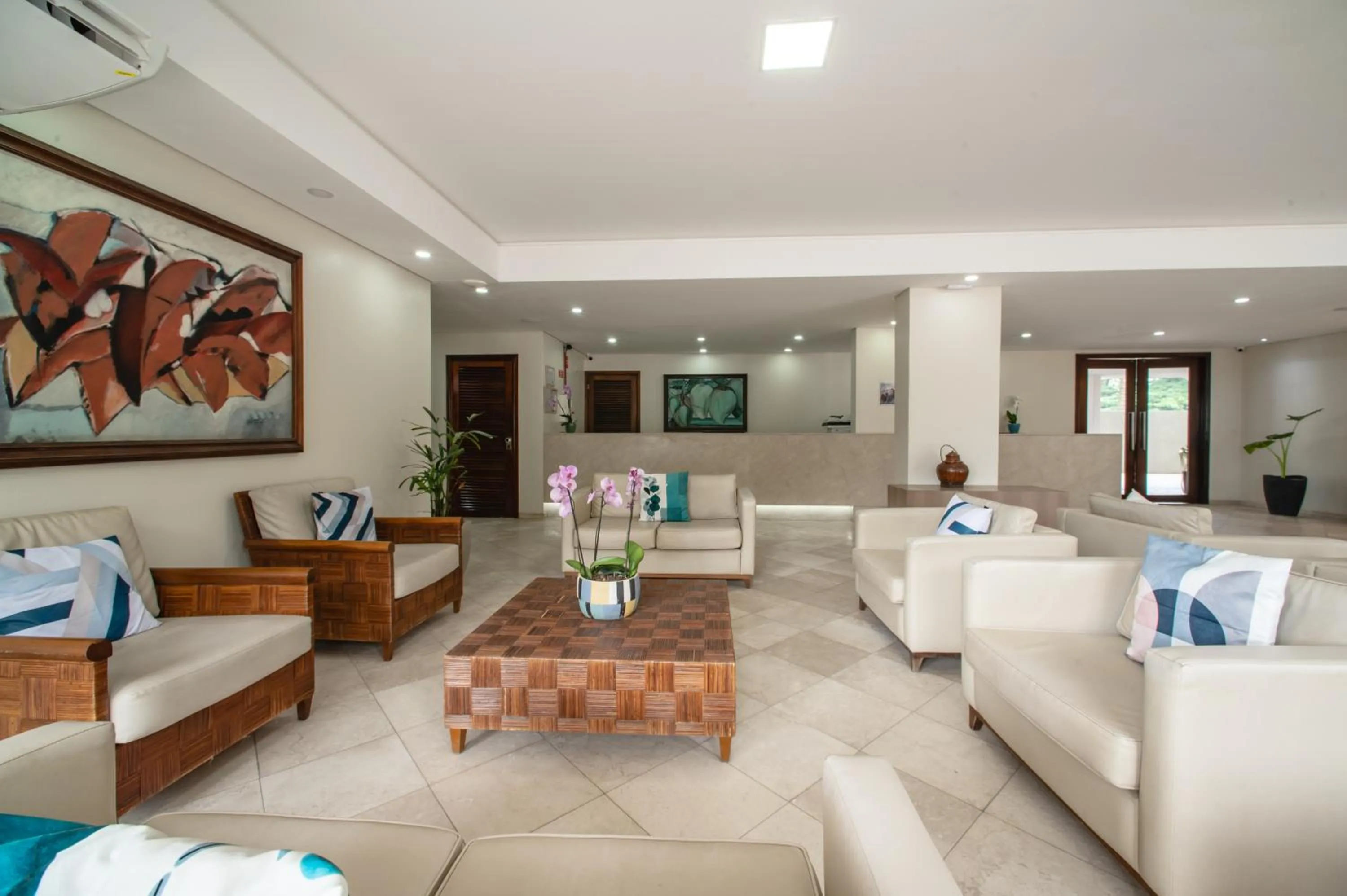 Lobby or reception in Jatiúca Suites Resort by Slaviero Hotéis