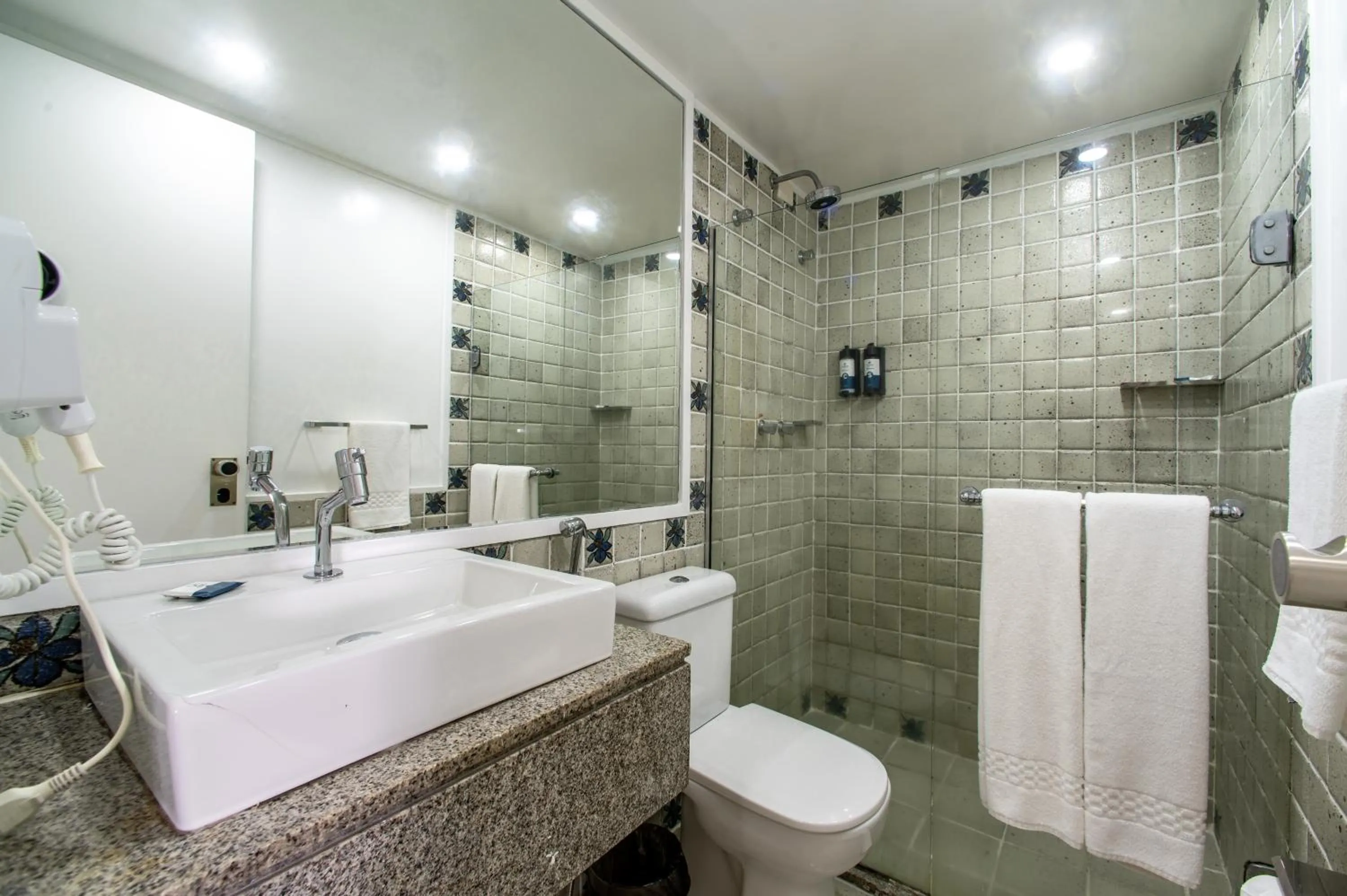 Toilet in Jatiúca Suites Resort by Slaviero Hotéis