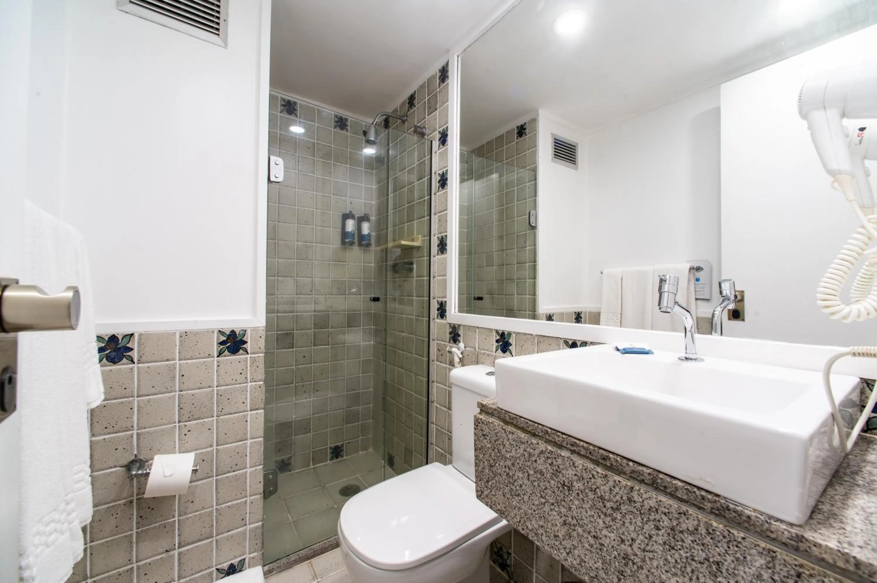 Toilet in Jatiúca Suites Resort by Slaviero Hotéis