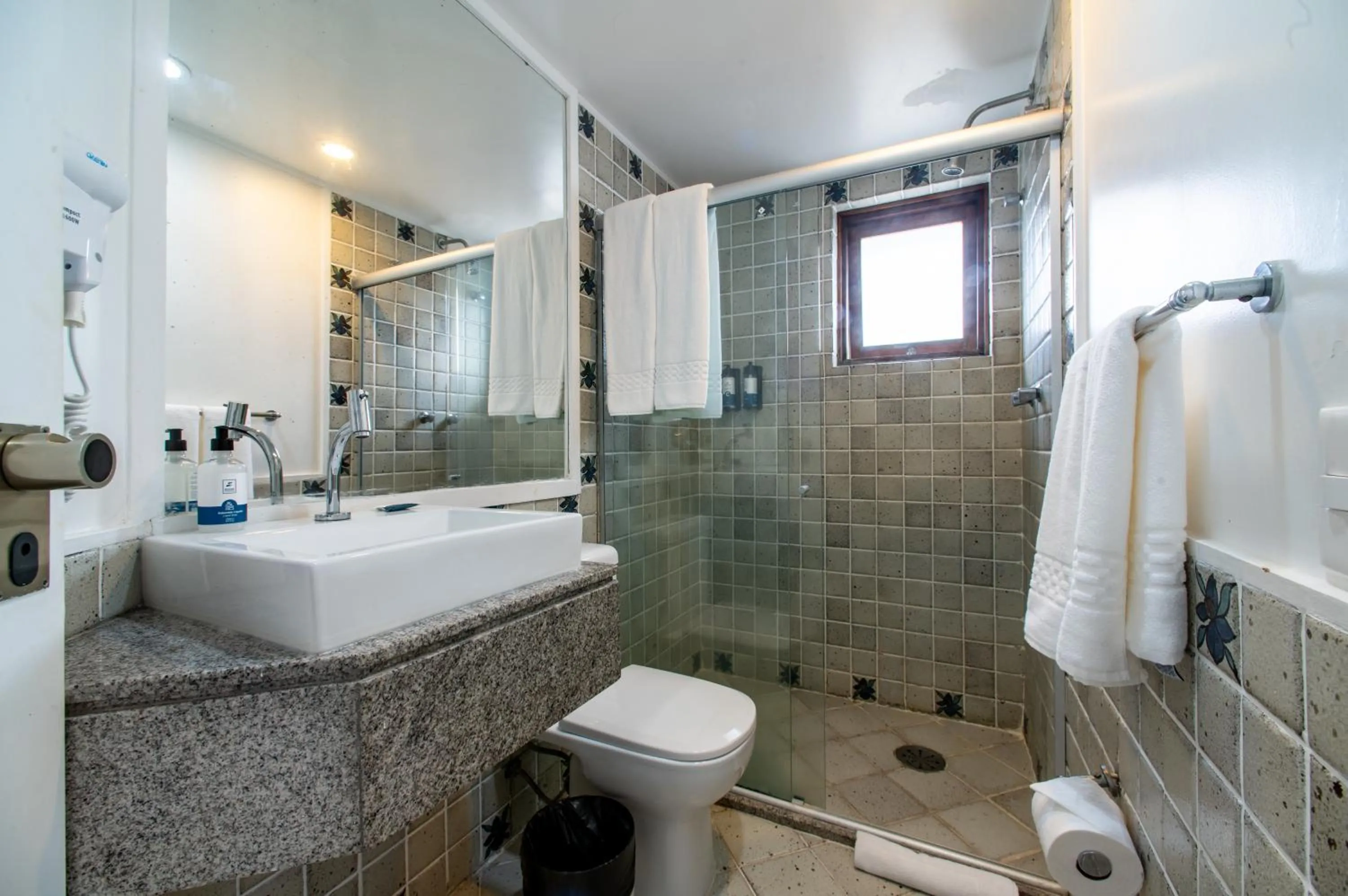 Toilet in Jatiúca Suites Resort by Slaviero Hotéis