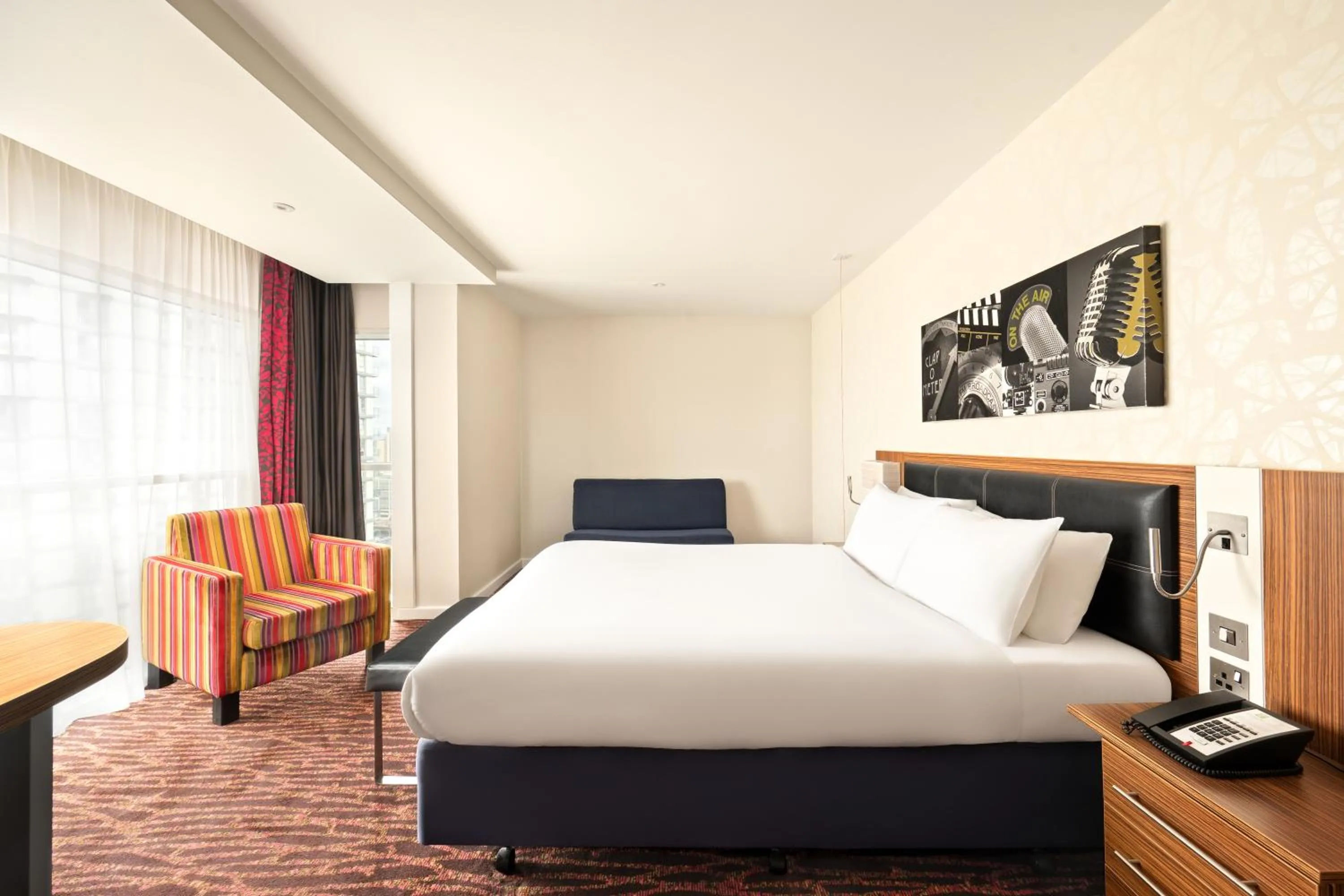 Bed in Holiday Inn Manchester-Mediacityuk by IHG