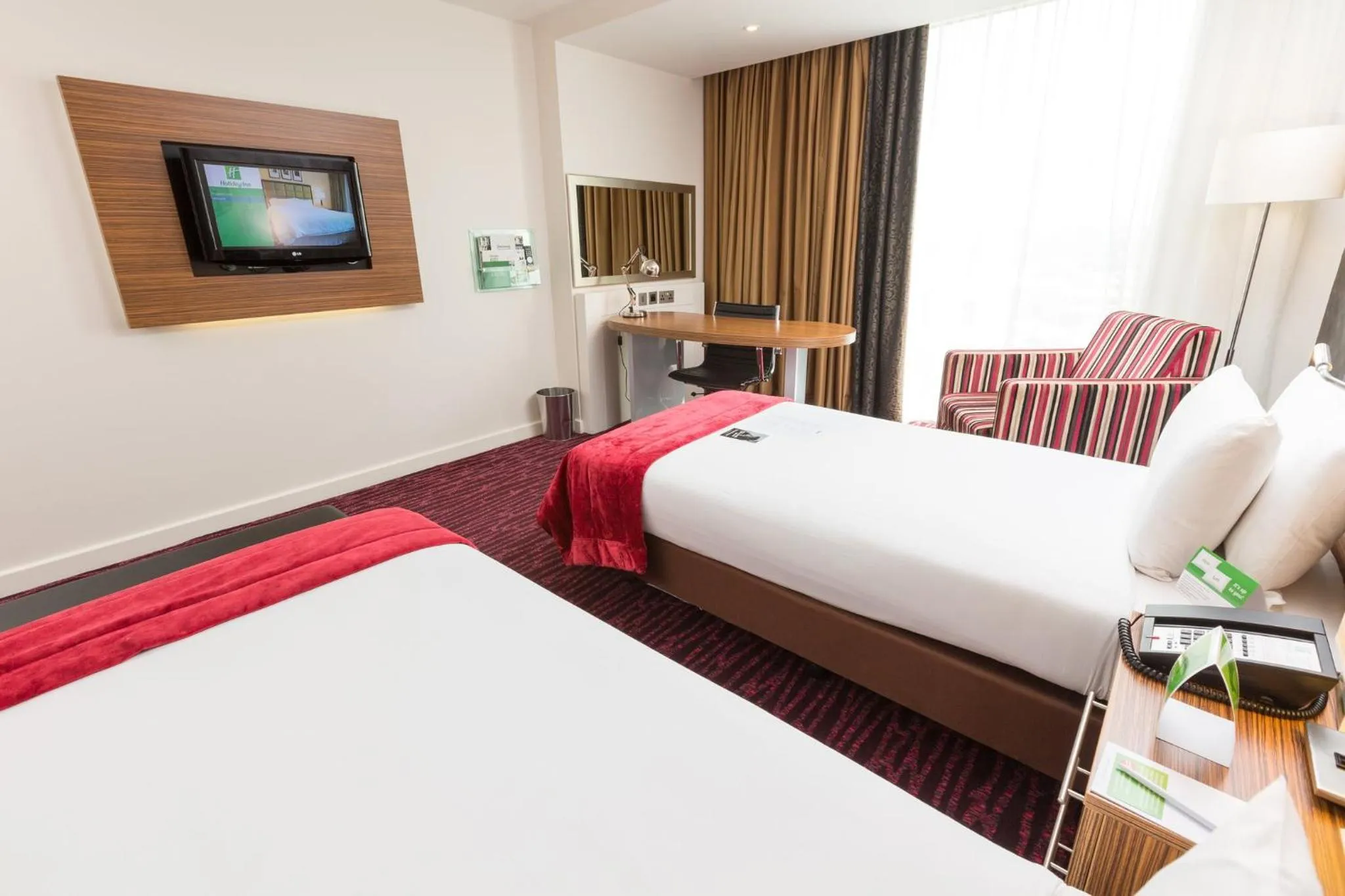 Photo of the whole room, Bed in Holiday Inn Manchester-Mediacityuk by IHG