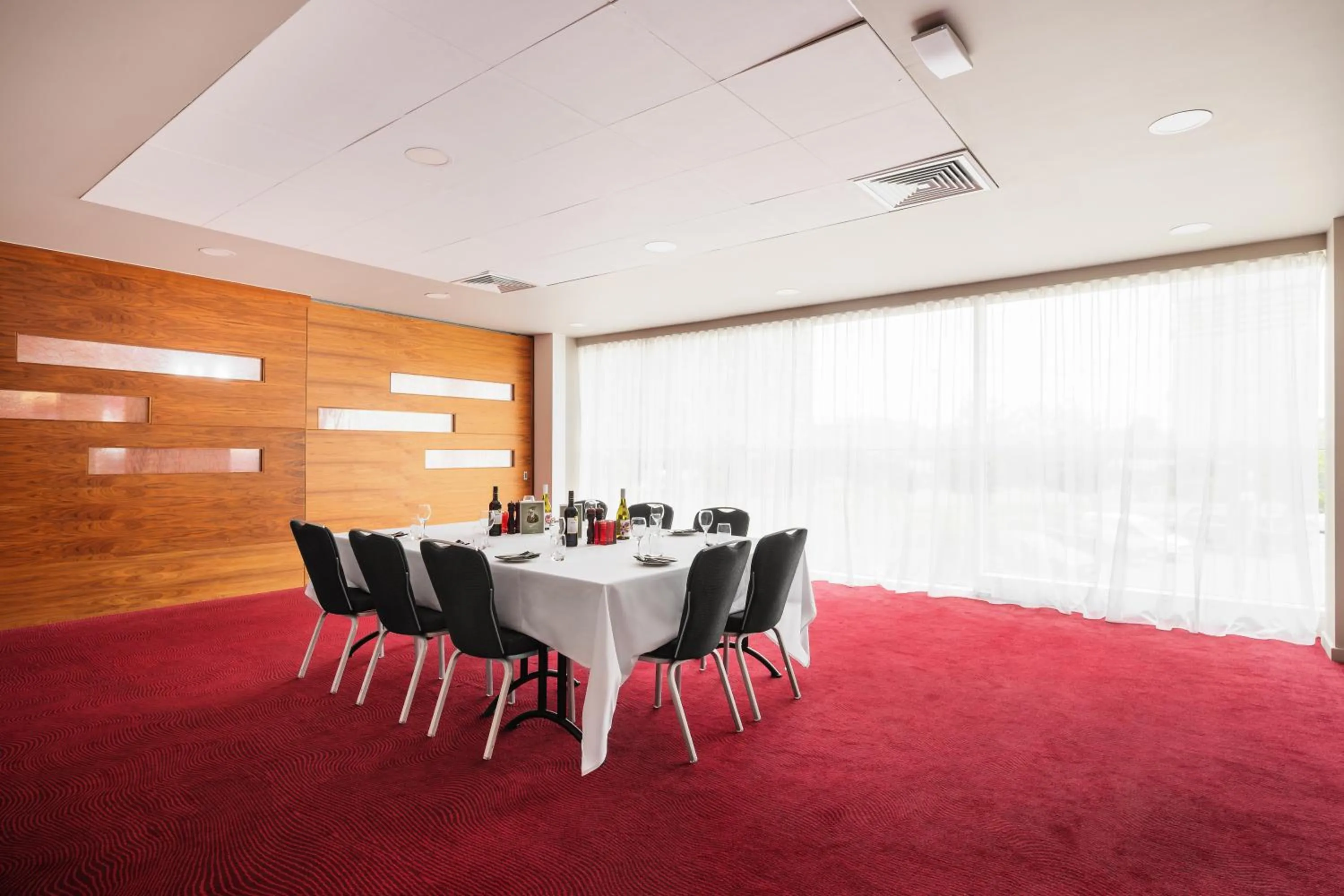Dining area in Holiday Inn Manchester-Mediacityuk by IHG