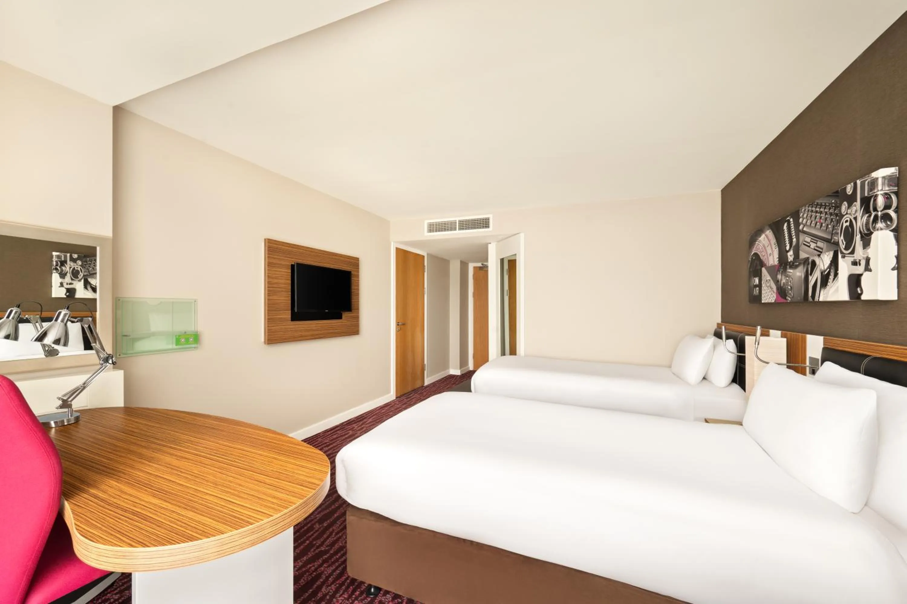 Bed in Holiday Inn Manchester-Mediacityuk by IHG