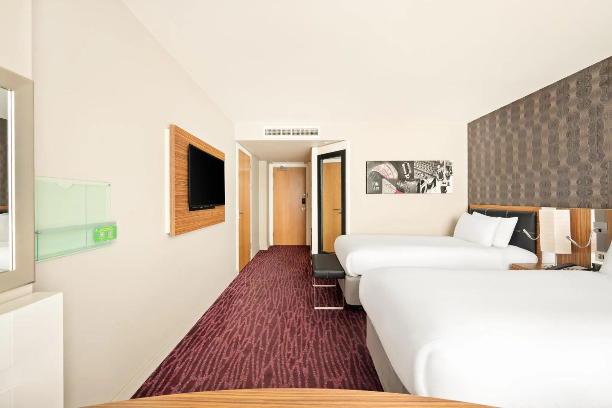 Photo of the whole room, Bed in Holiday Inn Manchester-Mediacityuk by IHG