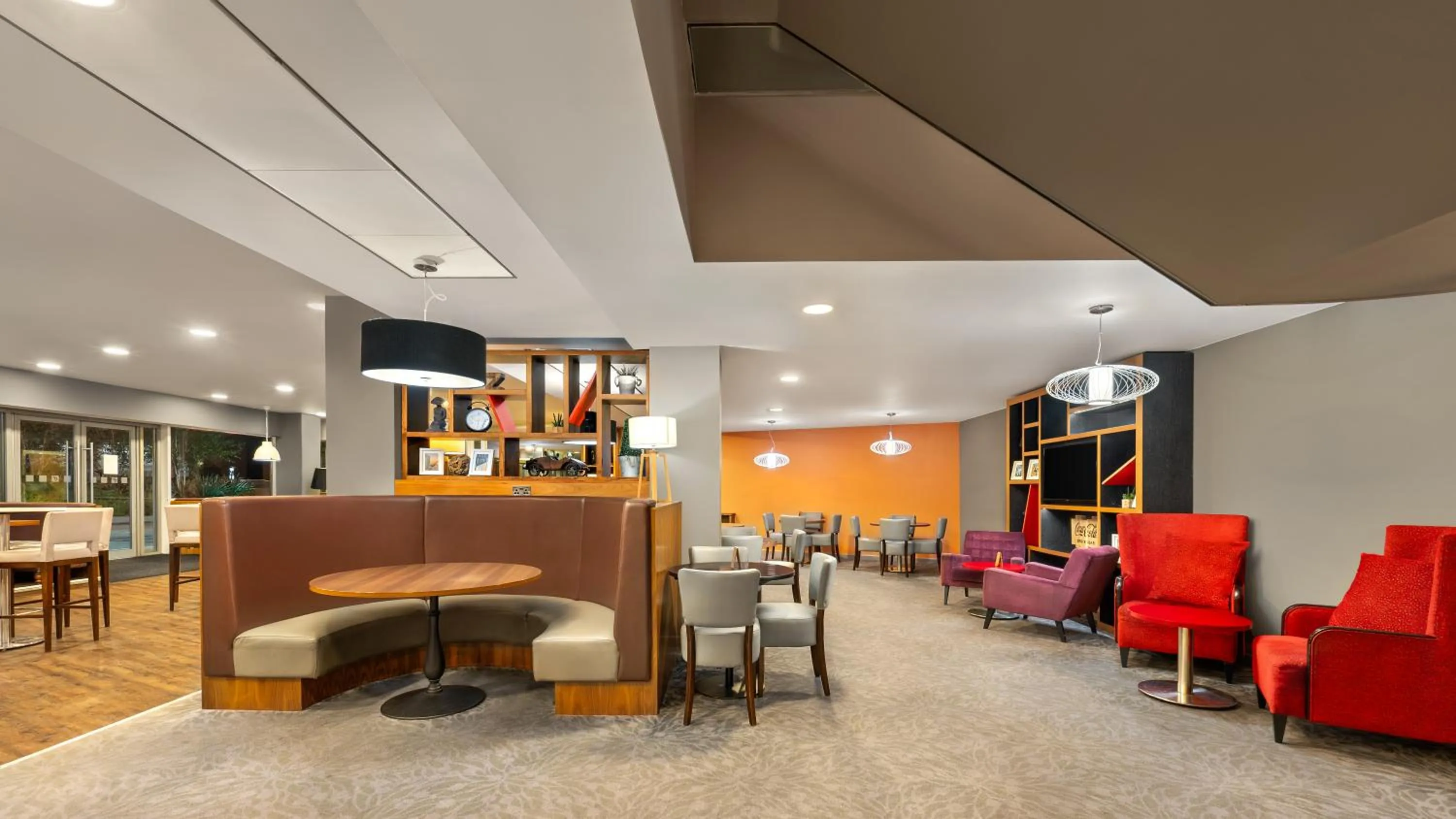 Lounge or bar in Holiday Inn Manchester-Mediacityuk by IHG