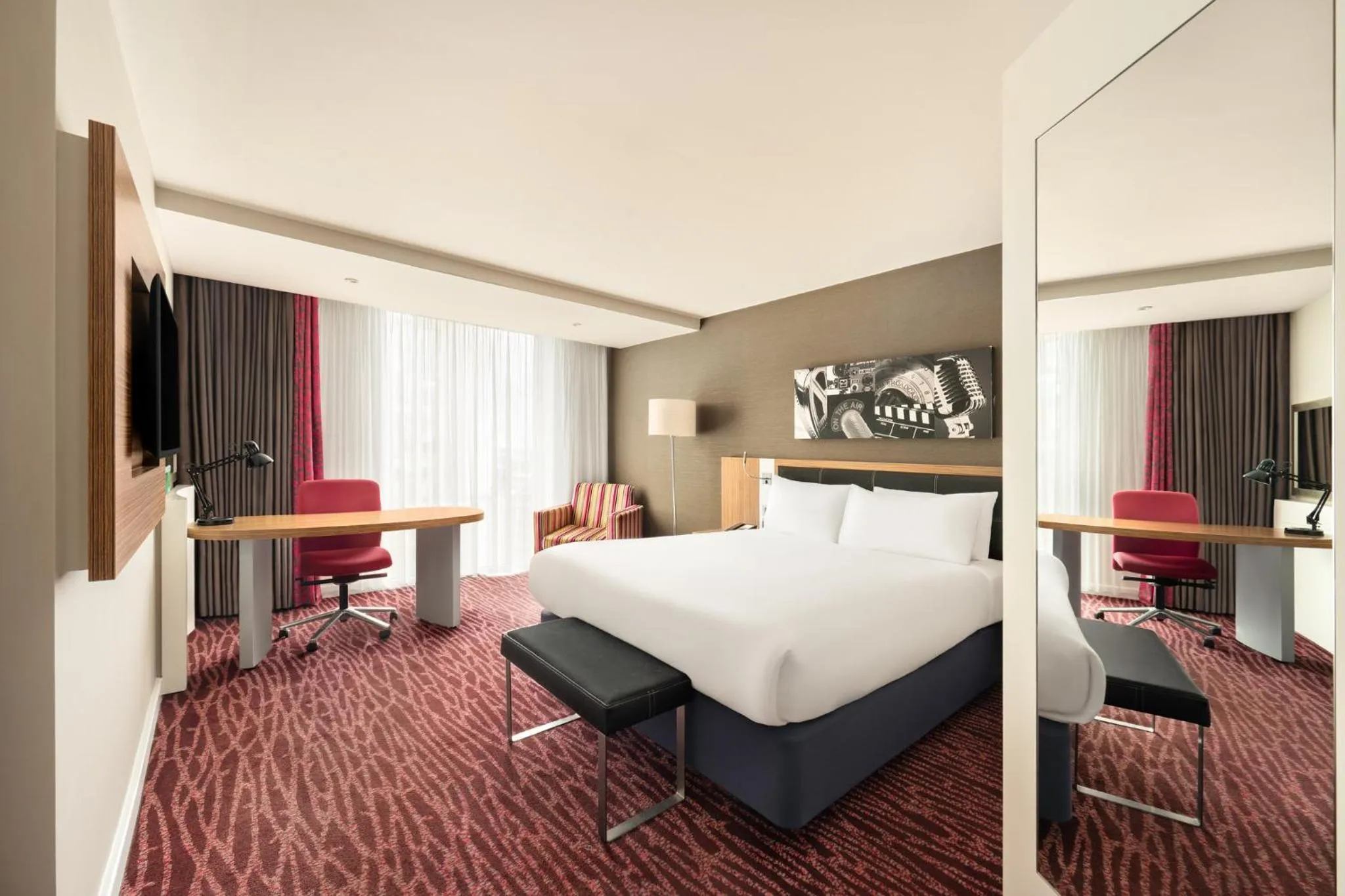 Photo of the whole room, Bed in Holiday Inn Manchester-Mediacityuk by IHG