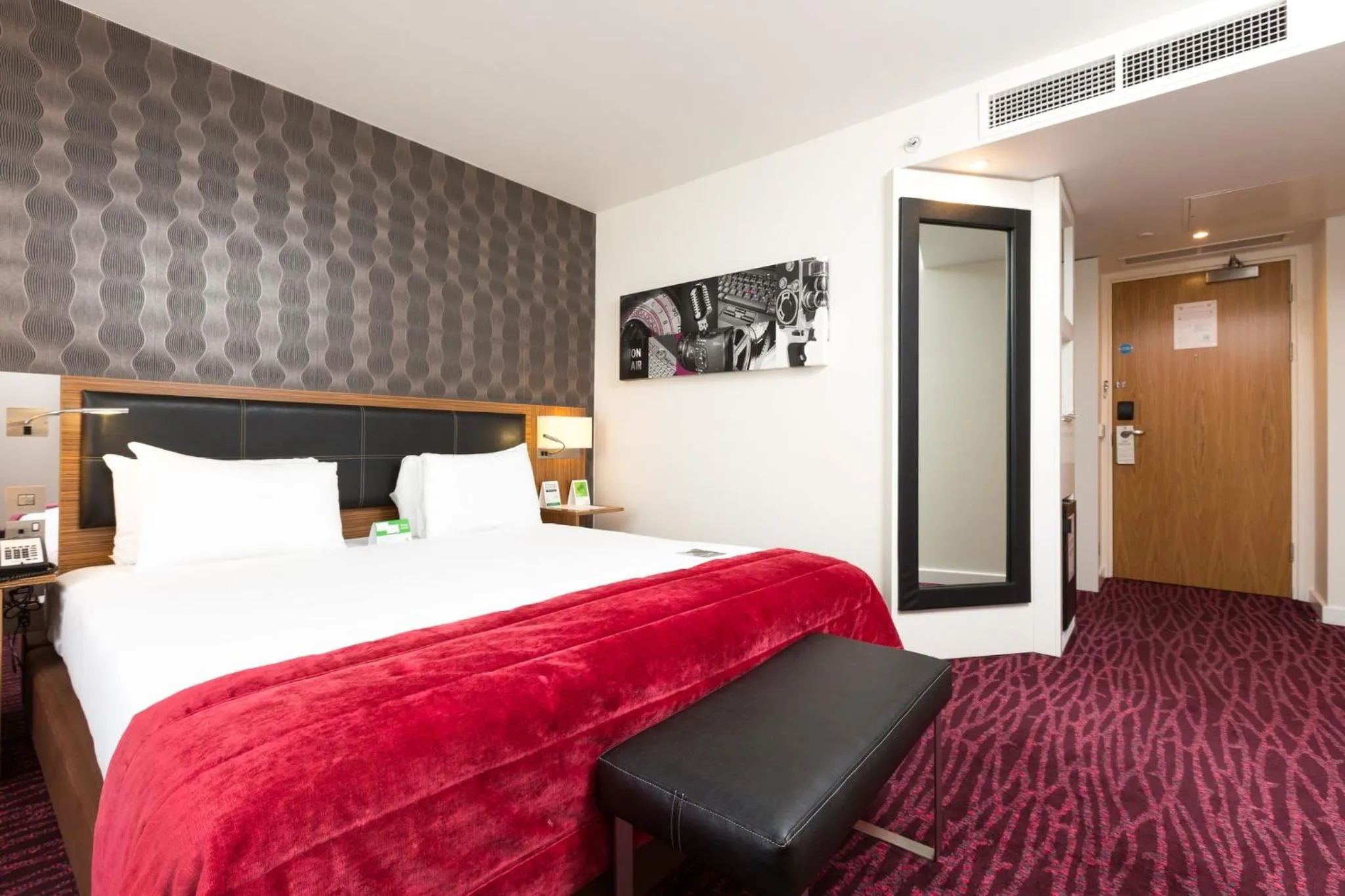 Photo of the whole room, Bed in Holiday Inn Manchester-Mediacityuk by IHG