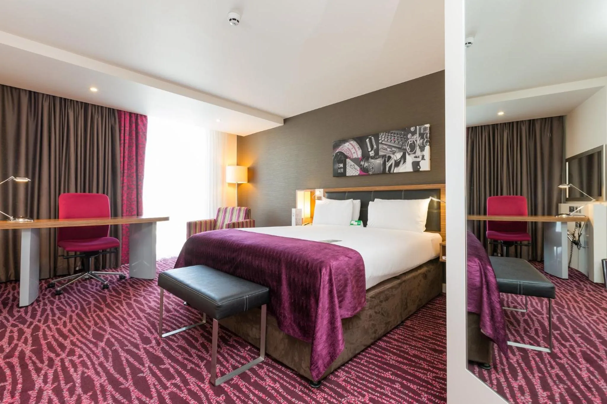Photo of the whole room, Bed in Holiday Inn Manchester-Mediacityuk by IHG