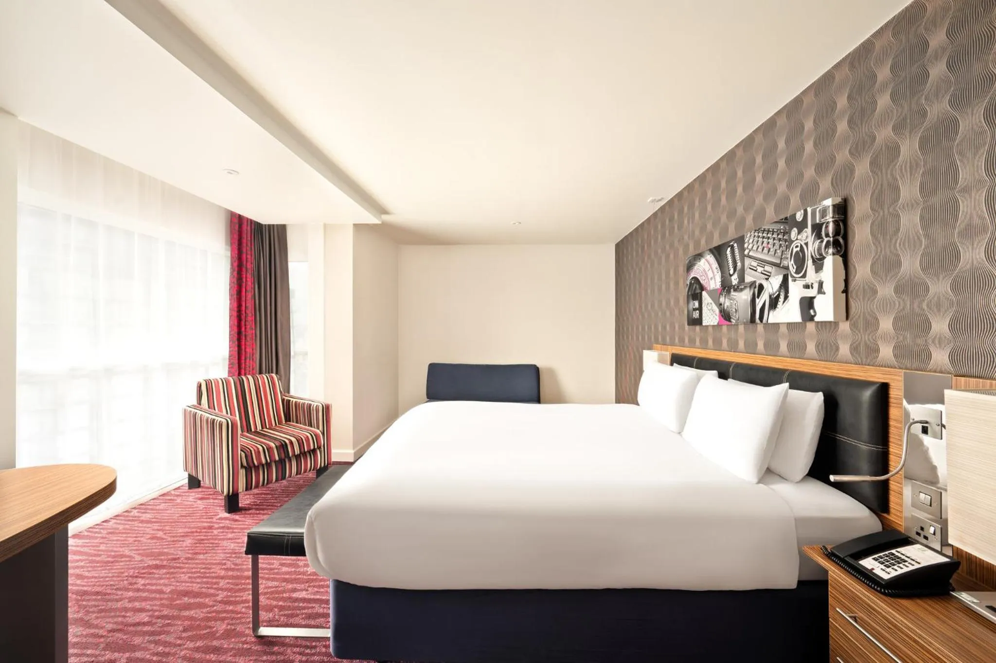 Photo of the whole room, Bed in Holiday Inn Manchester-Mediacityuk by IHG