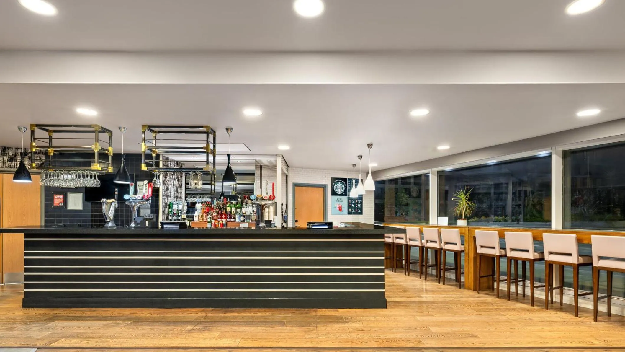 Lounge or bar in Holiday Inn Manchester-Mediacityuk by IHG