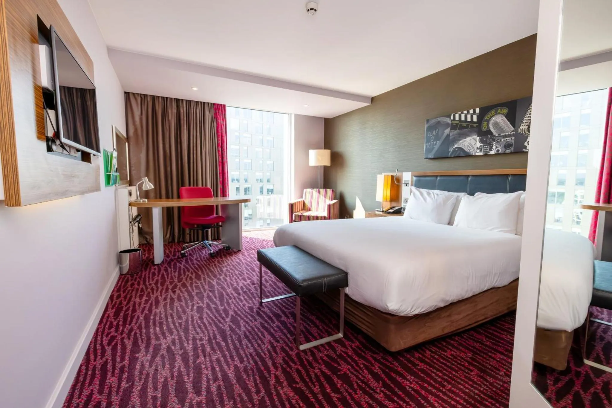Photo of the whole room, Bed in Holiday Inn Manchester-Mediacityuk by IHG