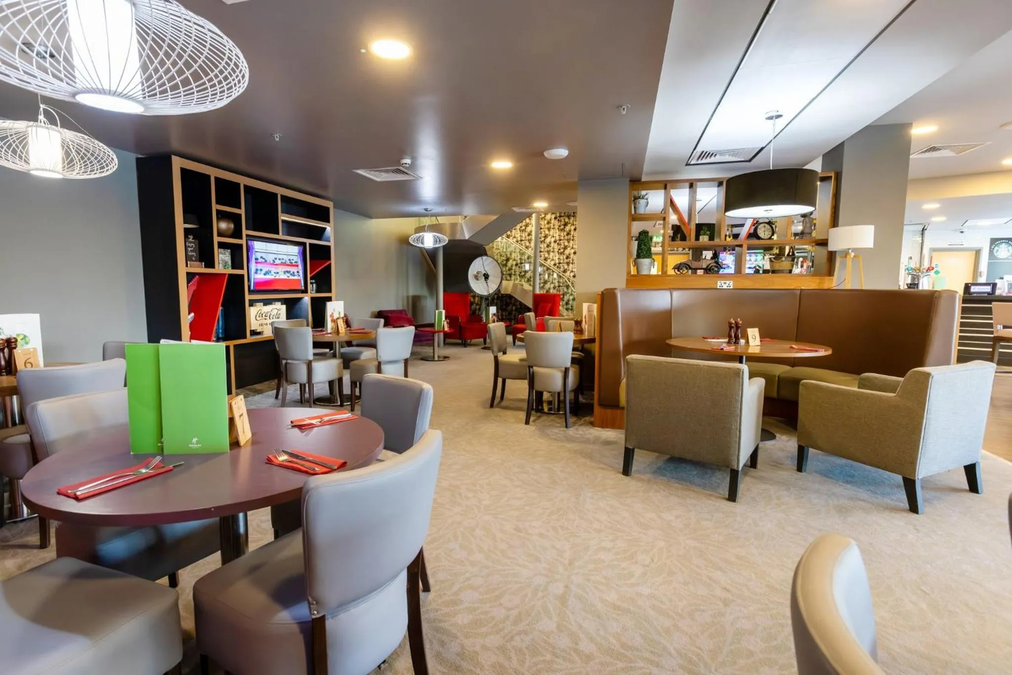 Lounge or bar in Holiday Inn Manchester-Mediacityuk by IHG