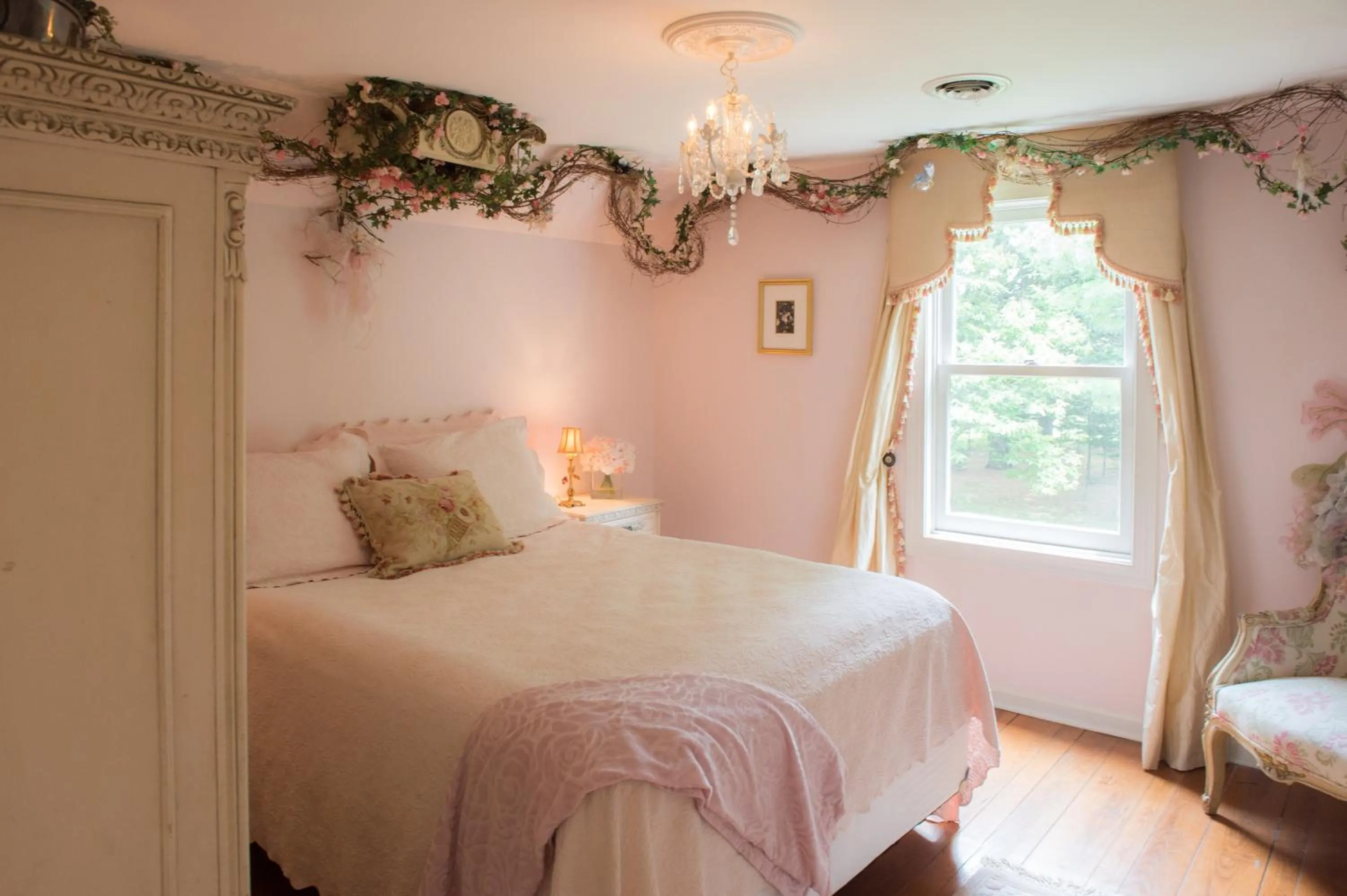 Bedroom, Bed in LeFay Cottage at Little Washington
