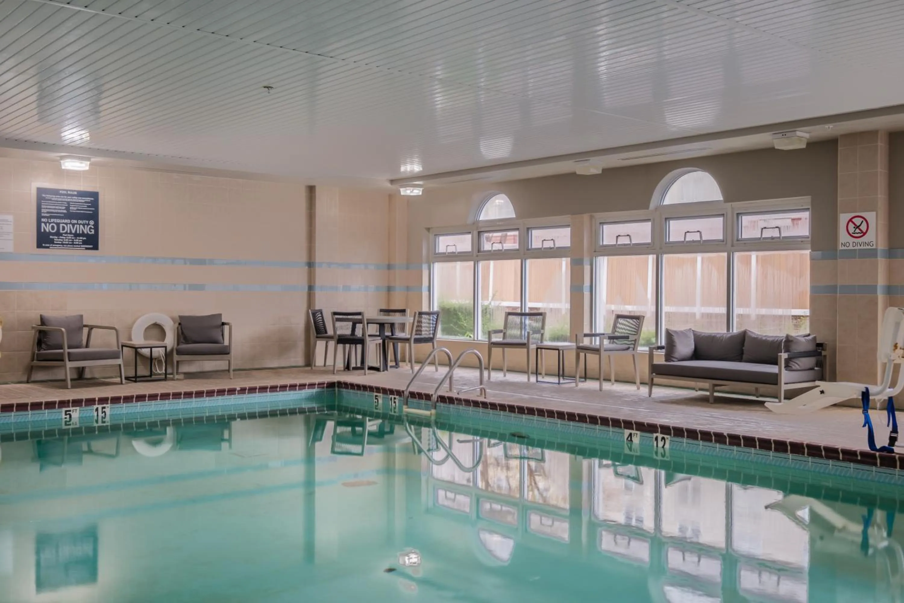 Swimming pool in Four Points by Sheraton Louisville Airport