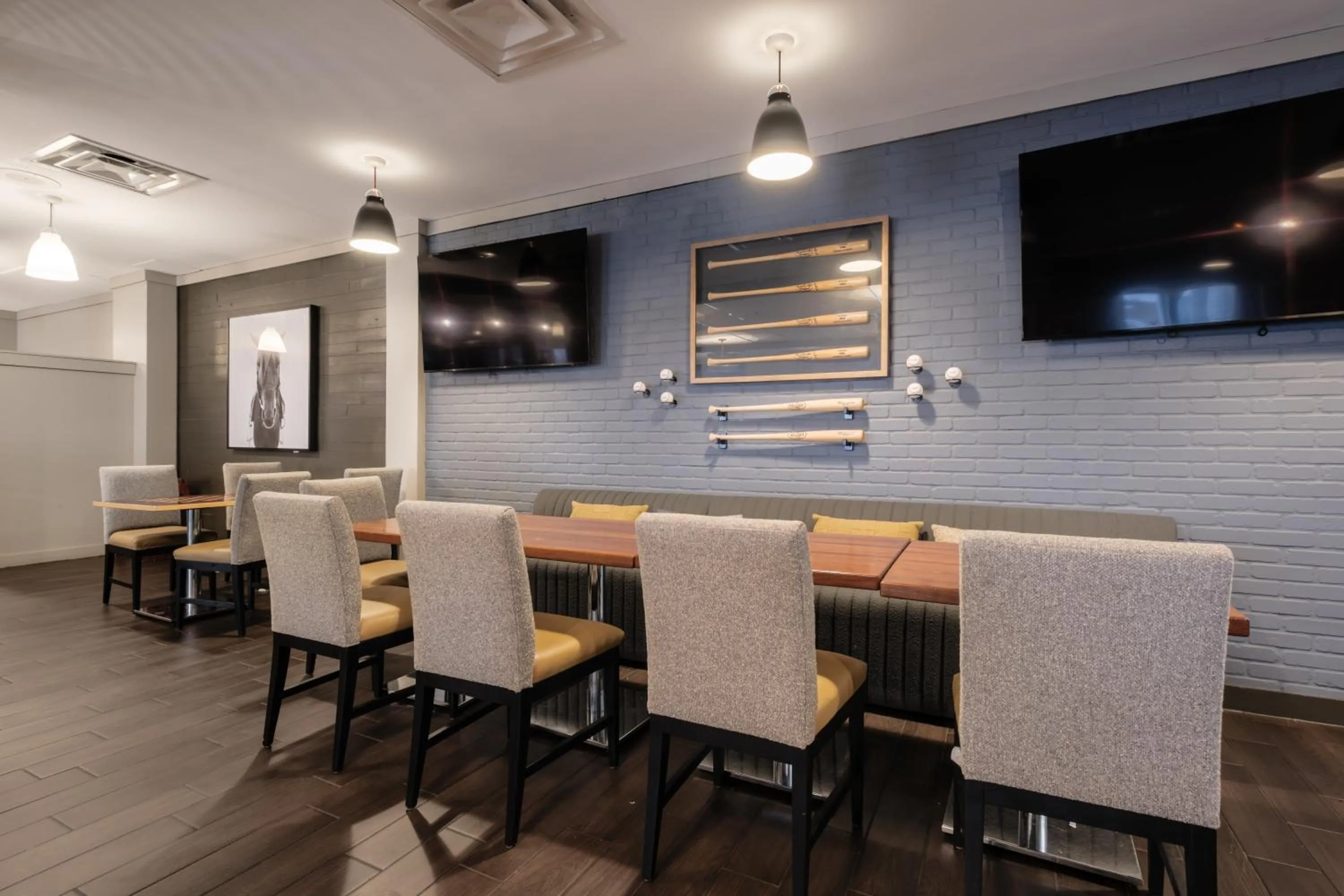 Restaurant/places to eat in Four Points by Sheraton Louisville Airport