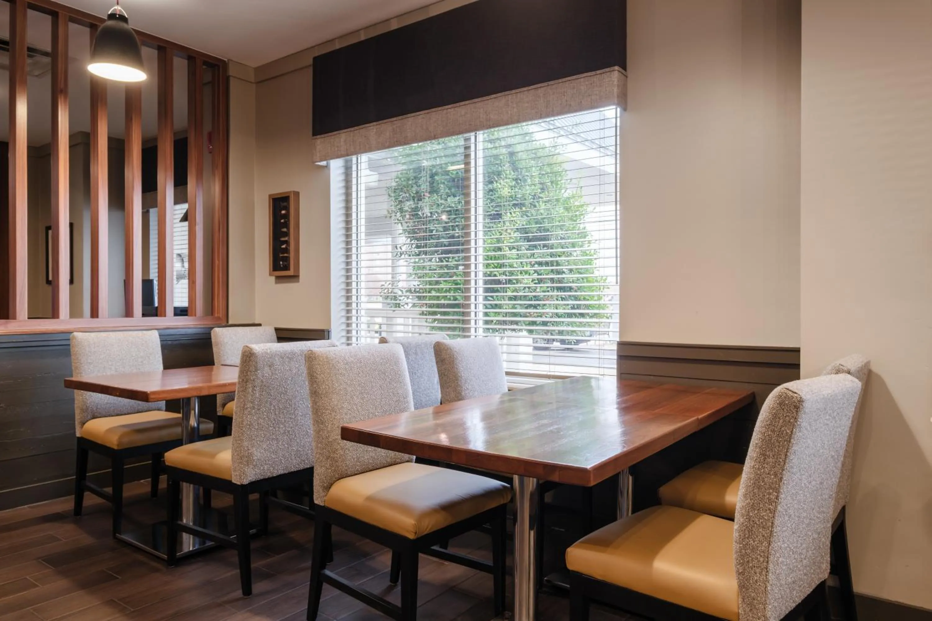 Restaurant/places to eat in Four Points by Sheraton Louisville Airport