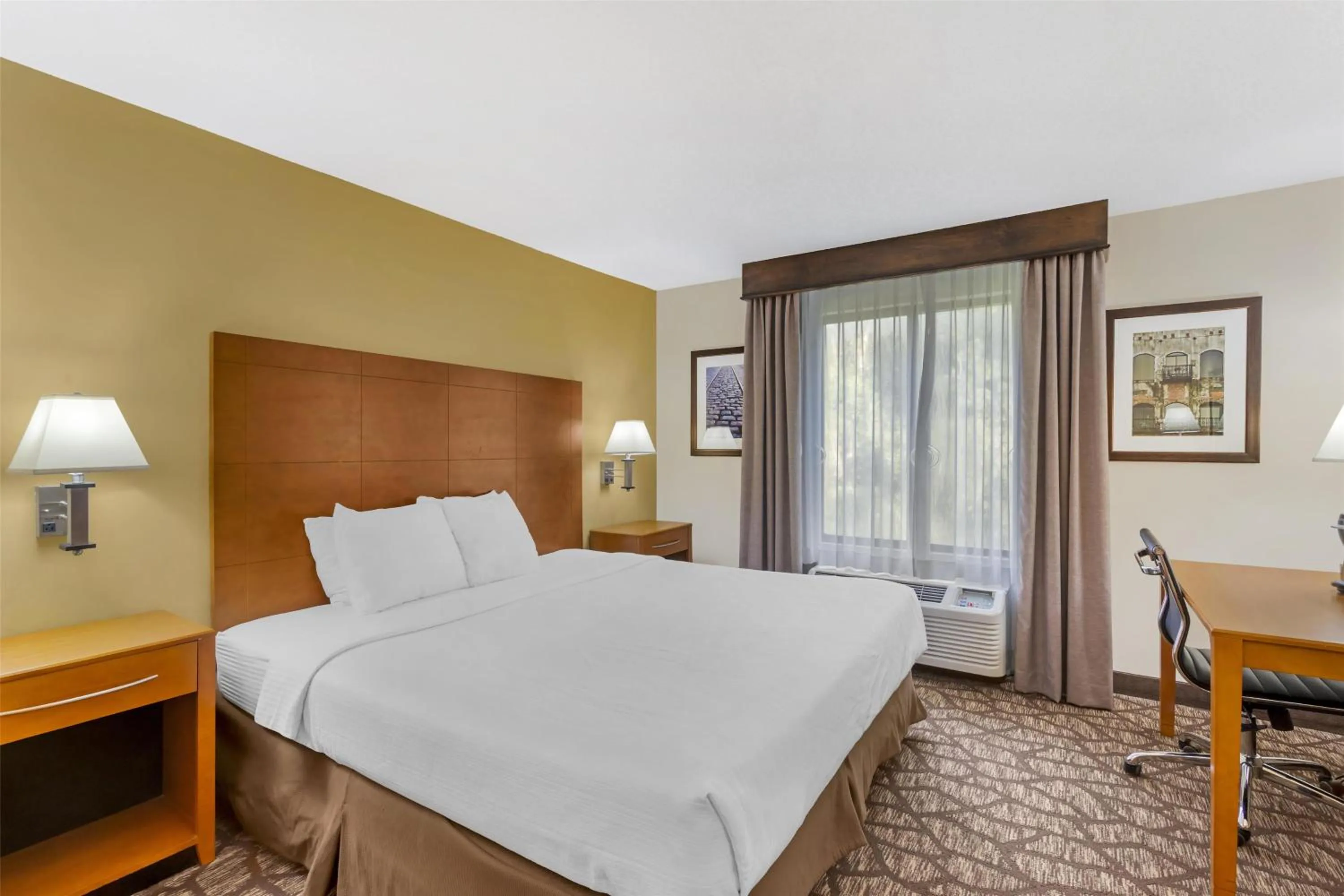 Bedroom, Bed in Best Western Plus Richmond Hill Inn