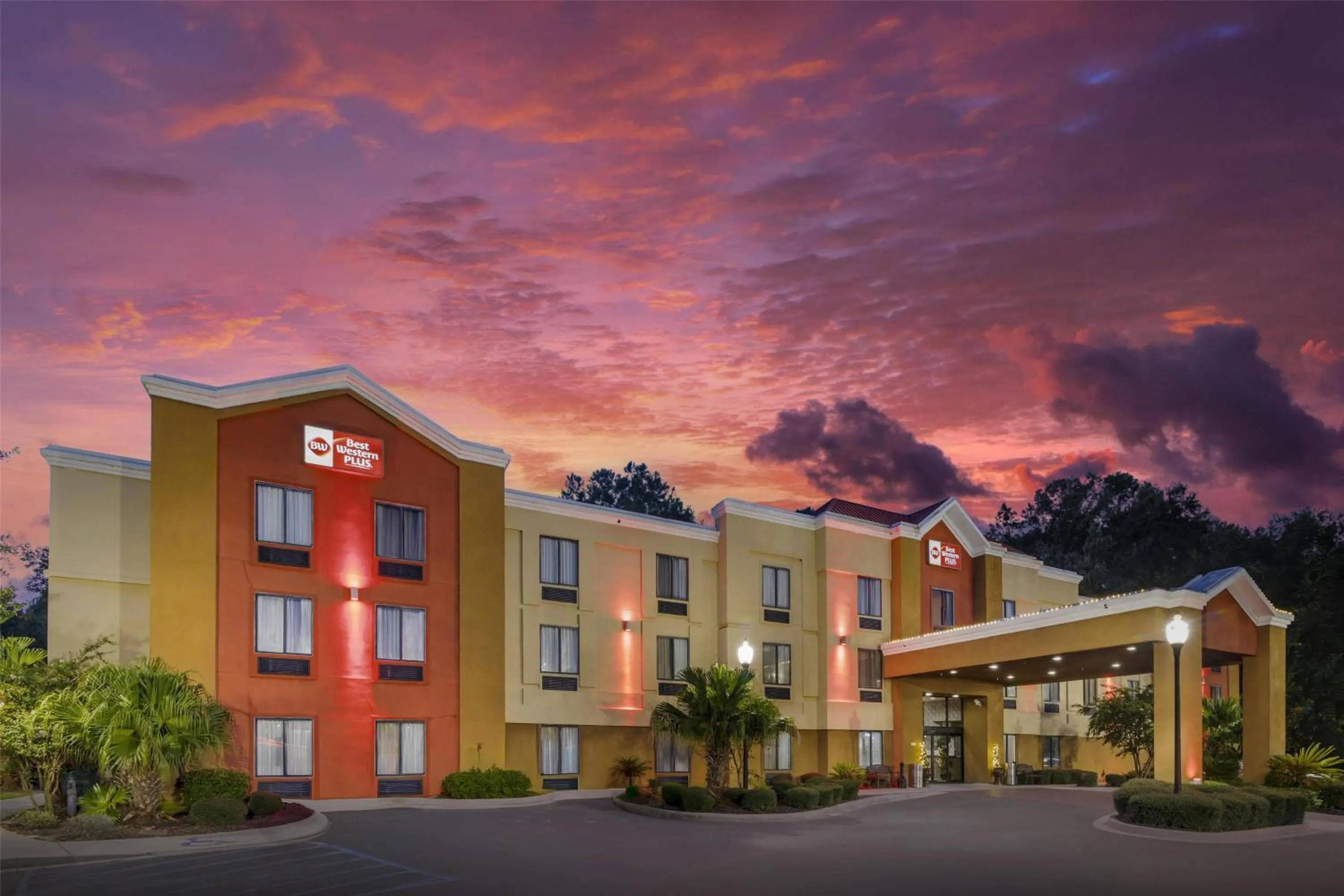 Property building in Best Western Plus Richmond Hill Inn