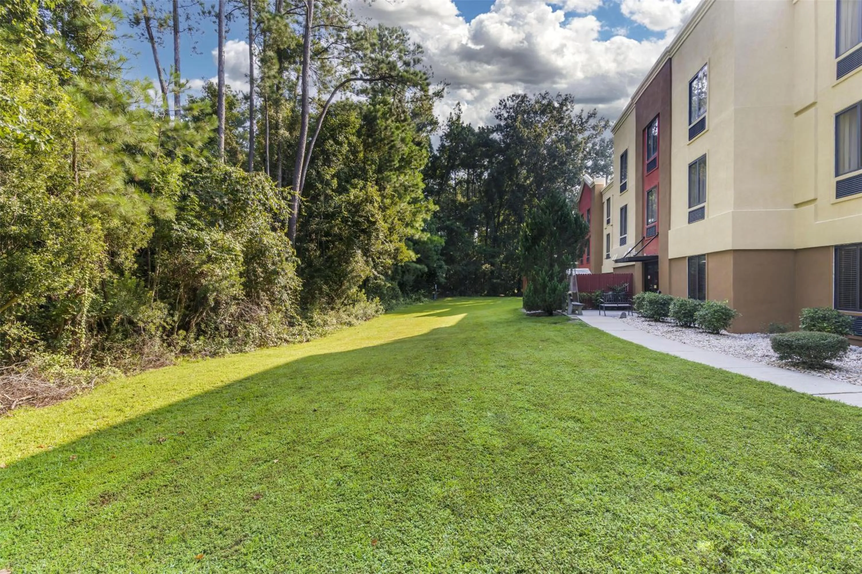 Property building in Best Western Plus Richmond Hill Inn