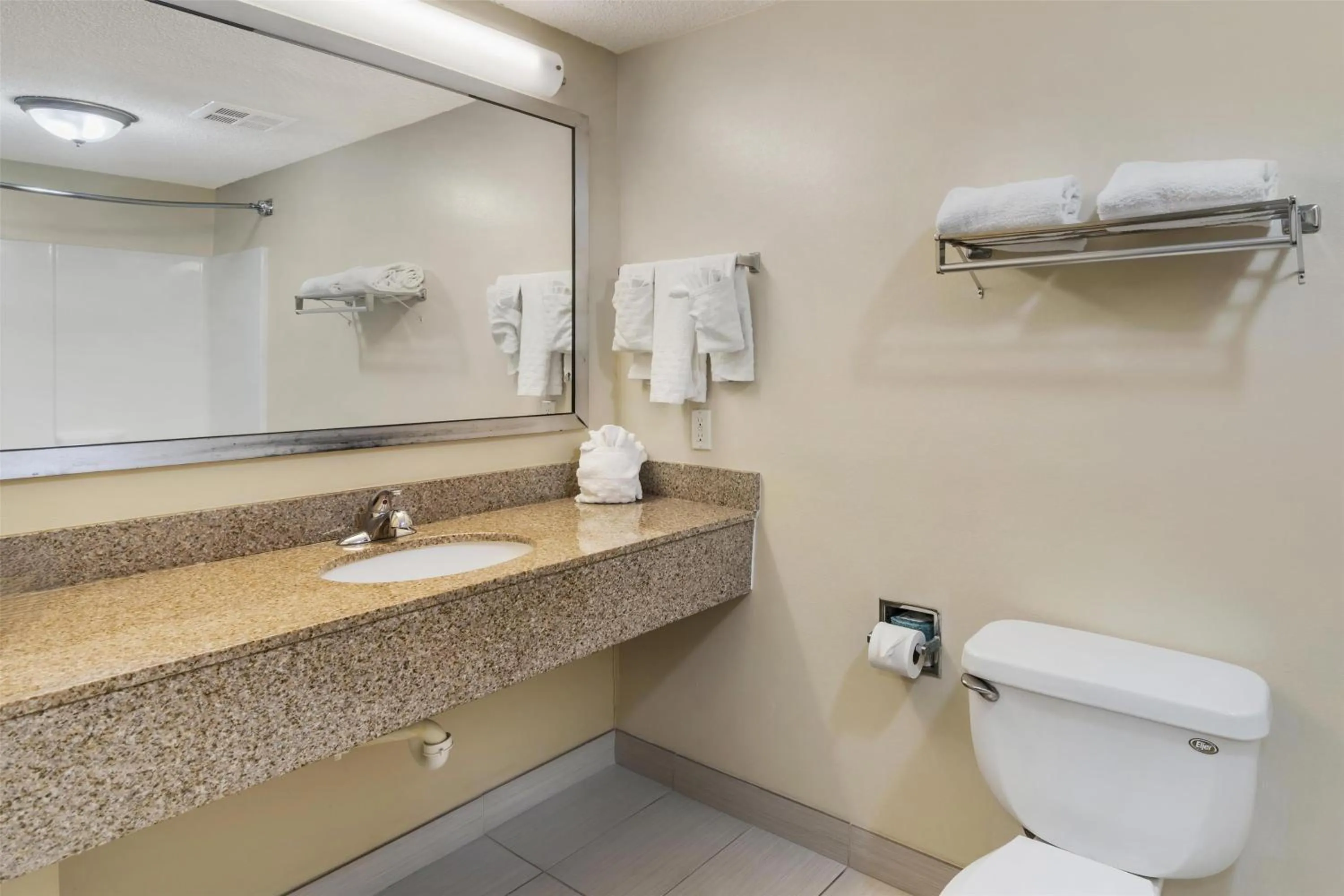 Bedroom in Best Western Plus Richmond Hill Inn