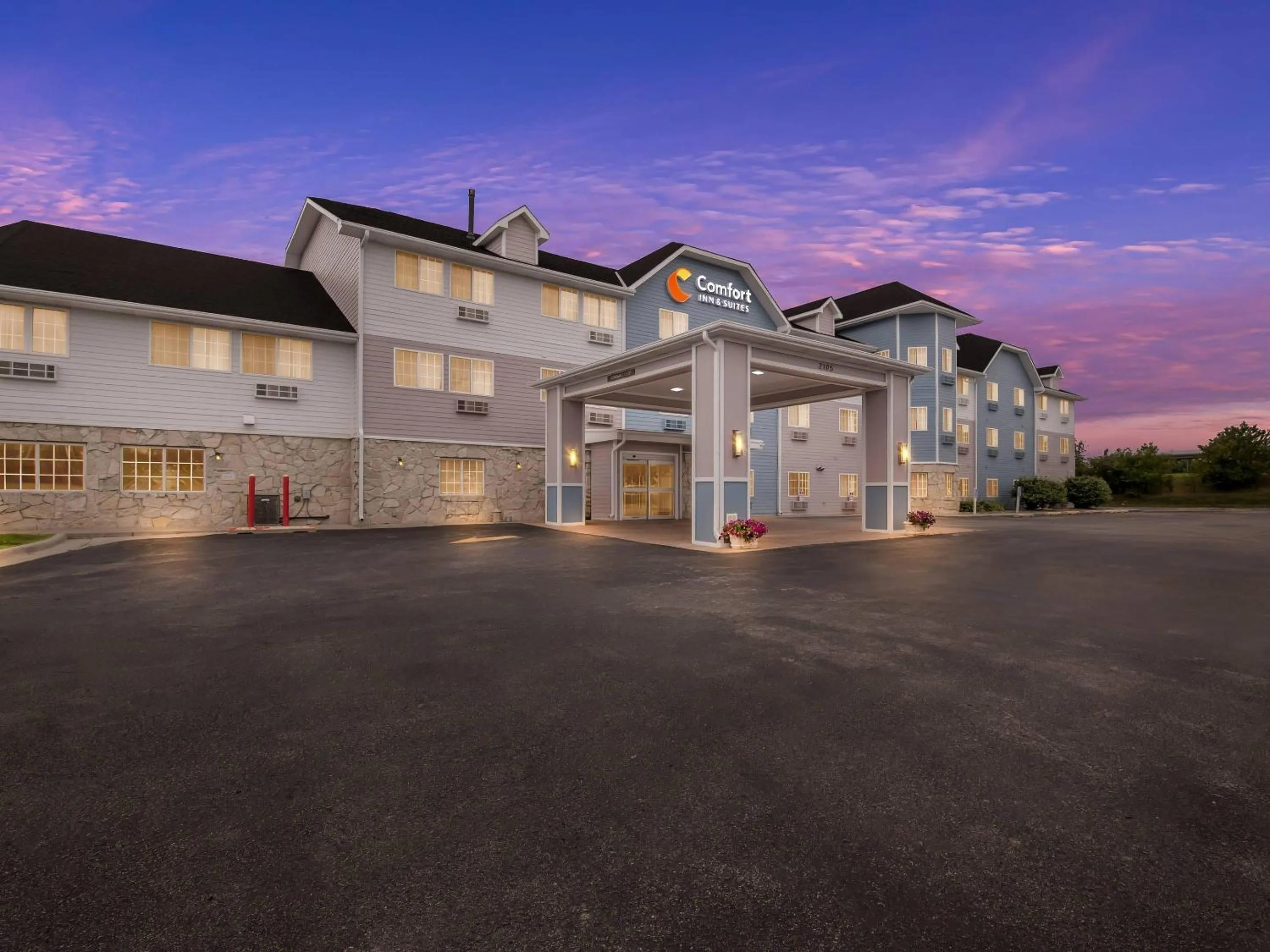 Property building in Comfort Inn & Suites Bellevue - Omaha Offutt AFB