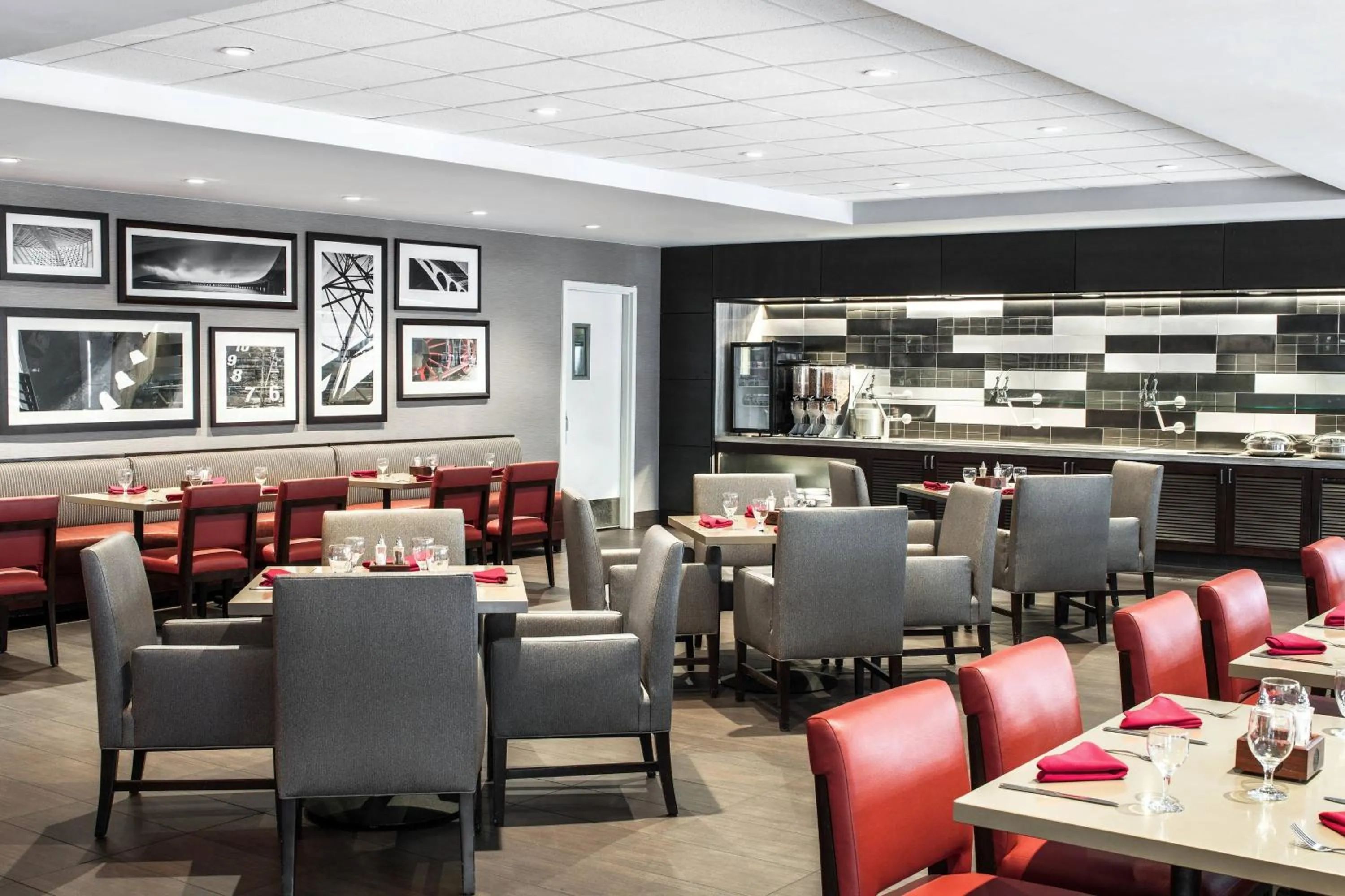 Restaurant/places to eat in Marin Hilltop Hotel