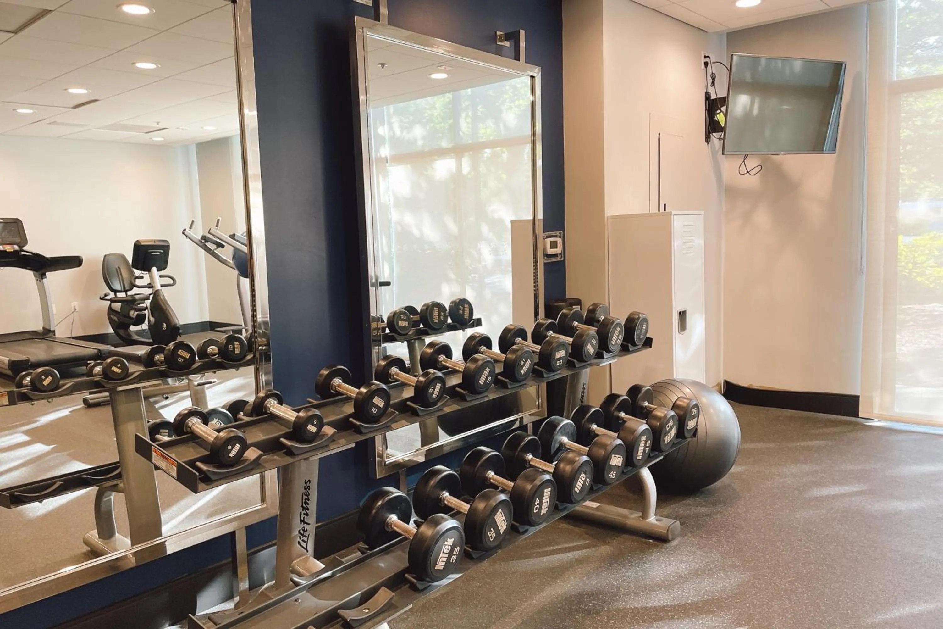 Fitness centre/facilities in Marin Hilltop Hotel
