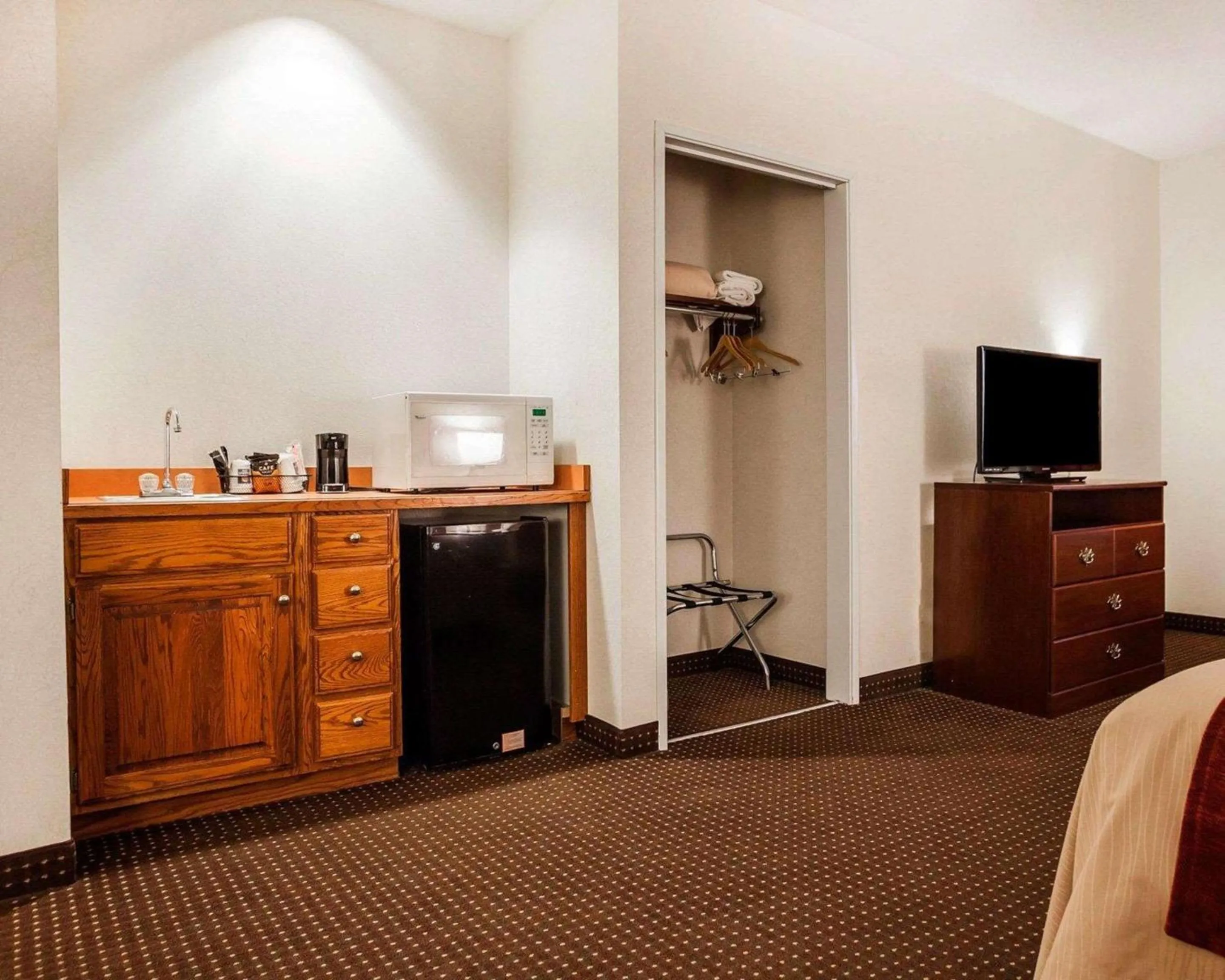 Bedroom in Quality Inn Kingdom City I-70