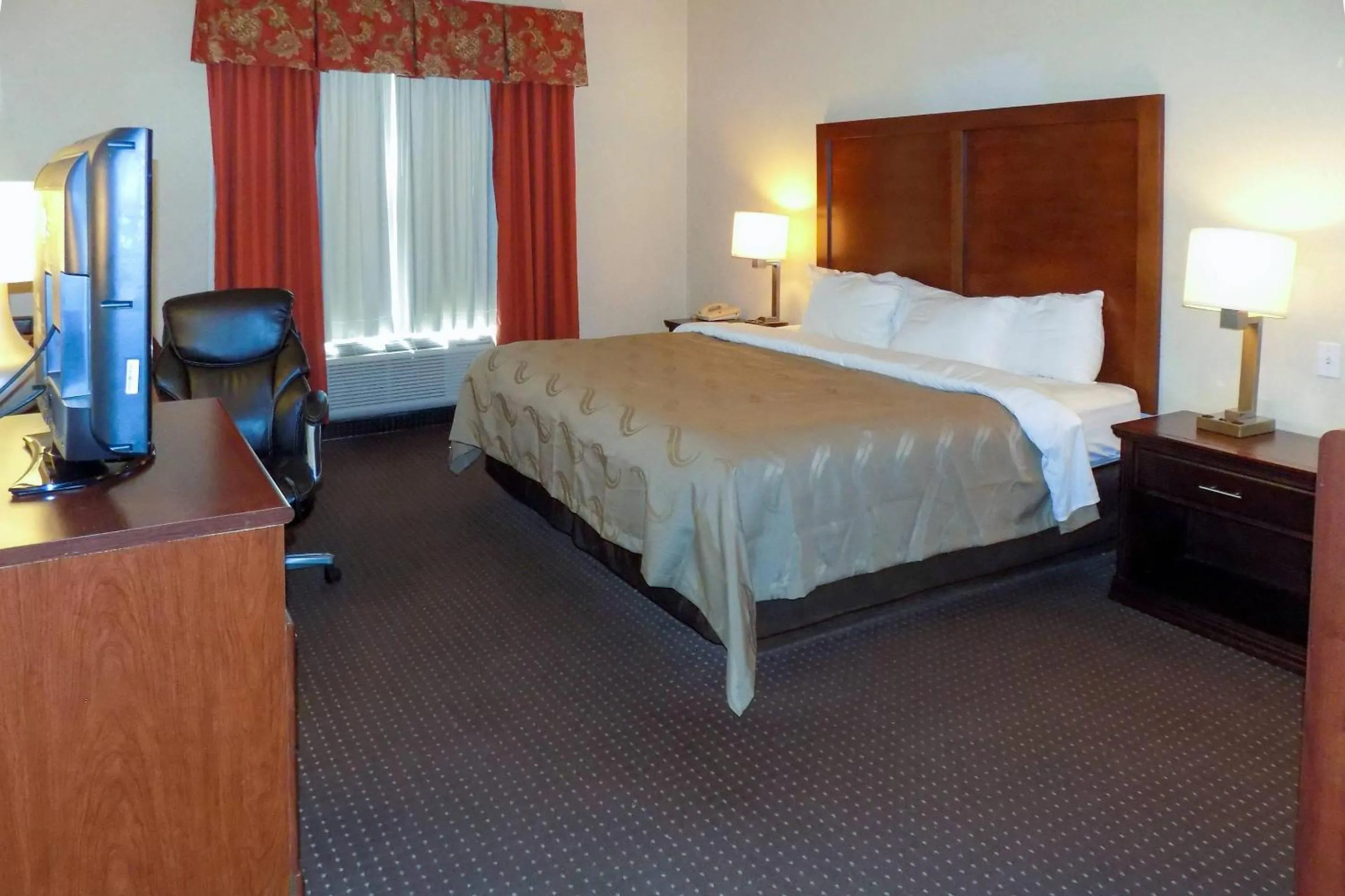 Bedroom, Bed in Quality Inn Kingdom City I-70