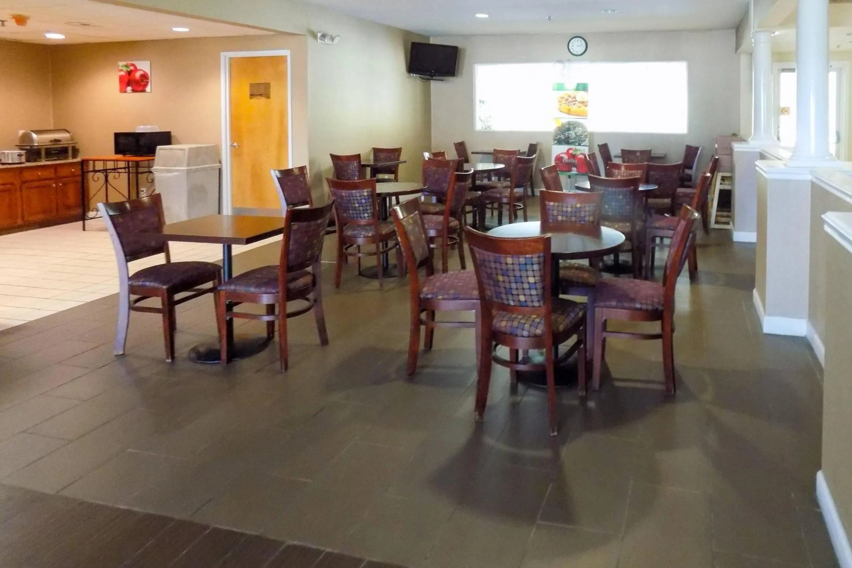 Breakfast in Quality Inn Kingdom City I-70