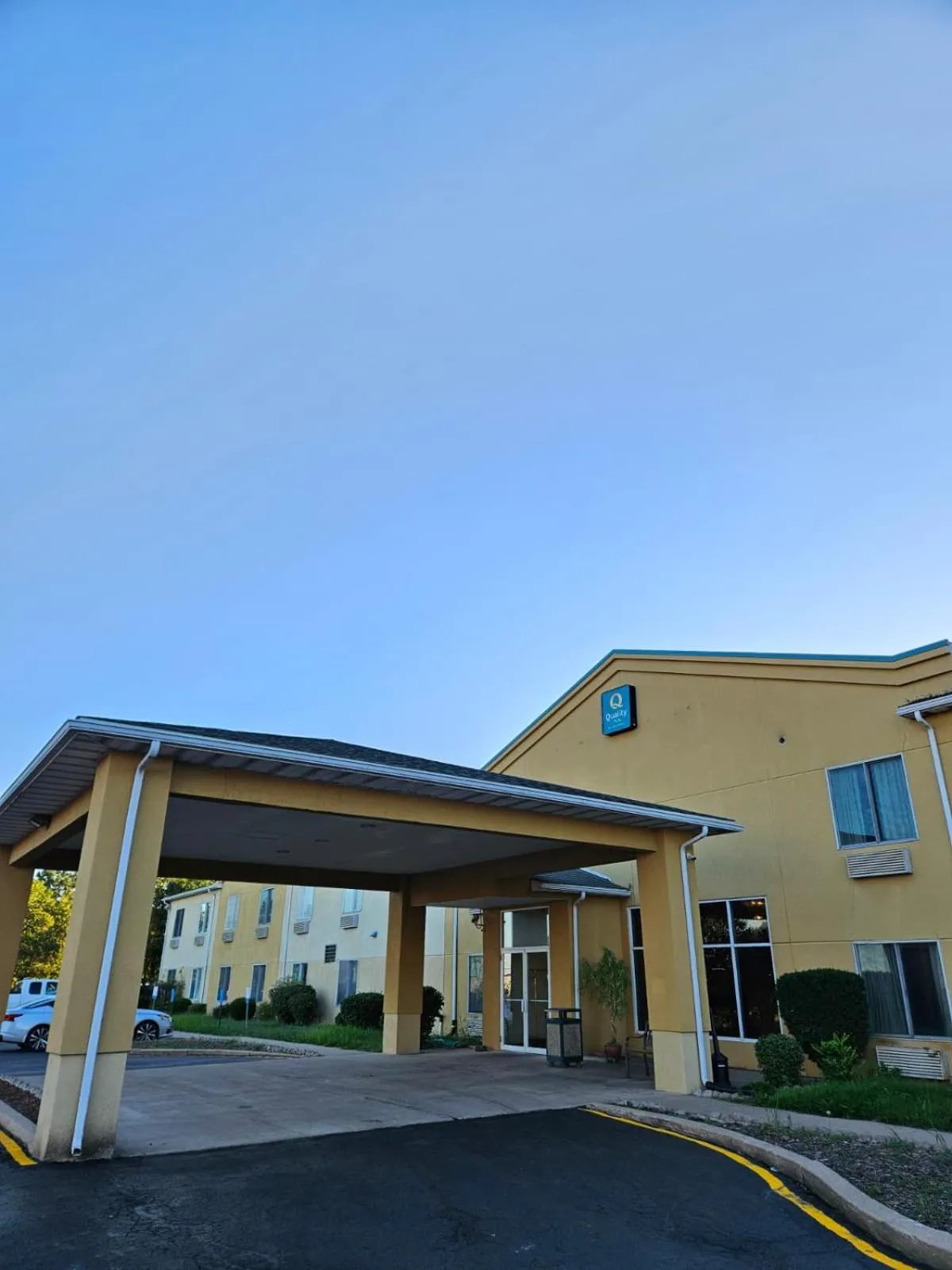 Property building in Quality Inn Kingdom City I-70