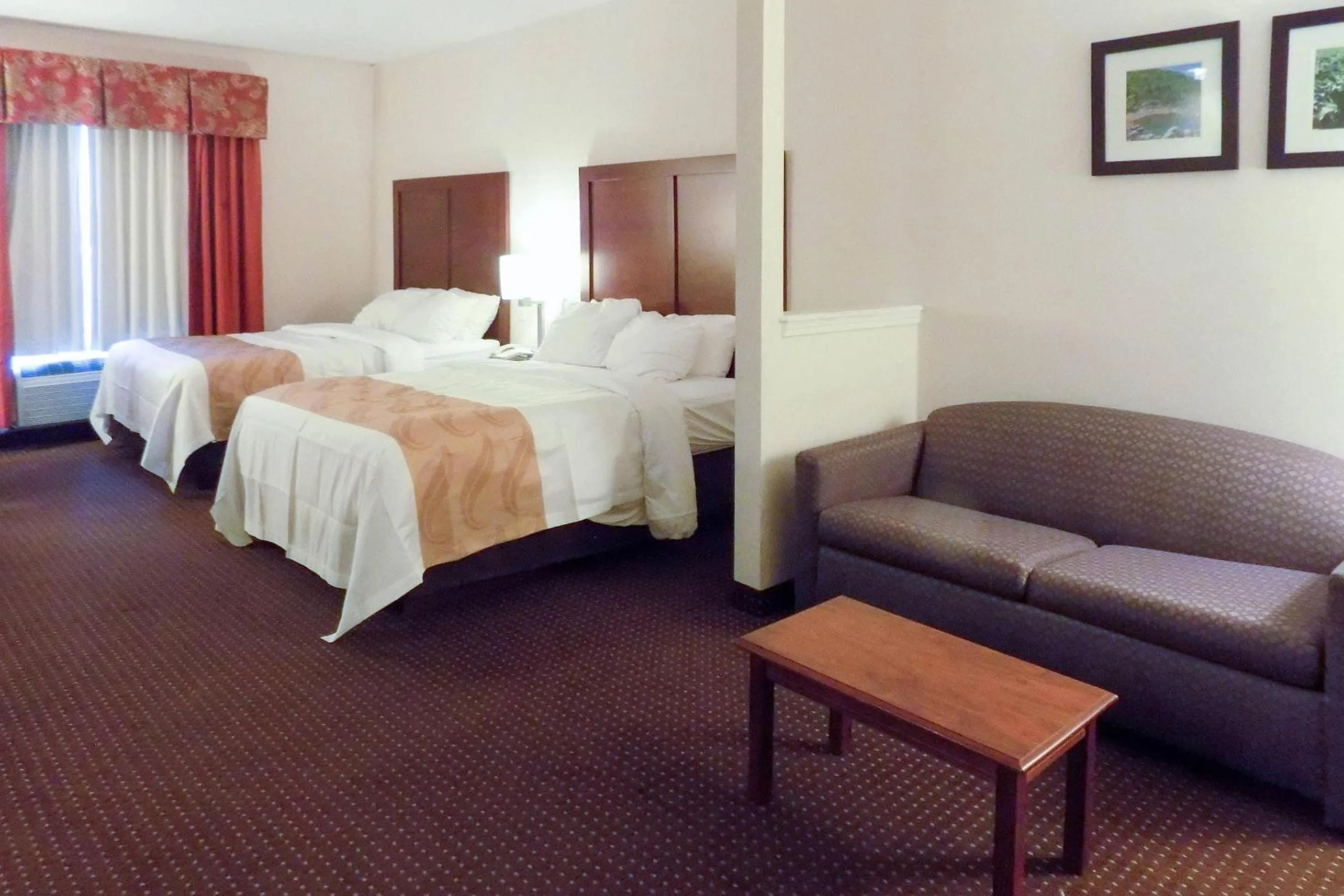 Bedroom, Bed in Quality Inn Kingdom City I-70