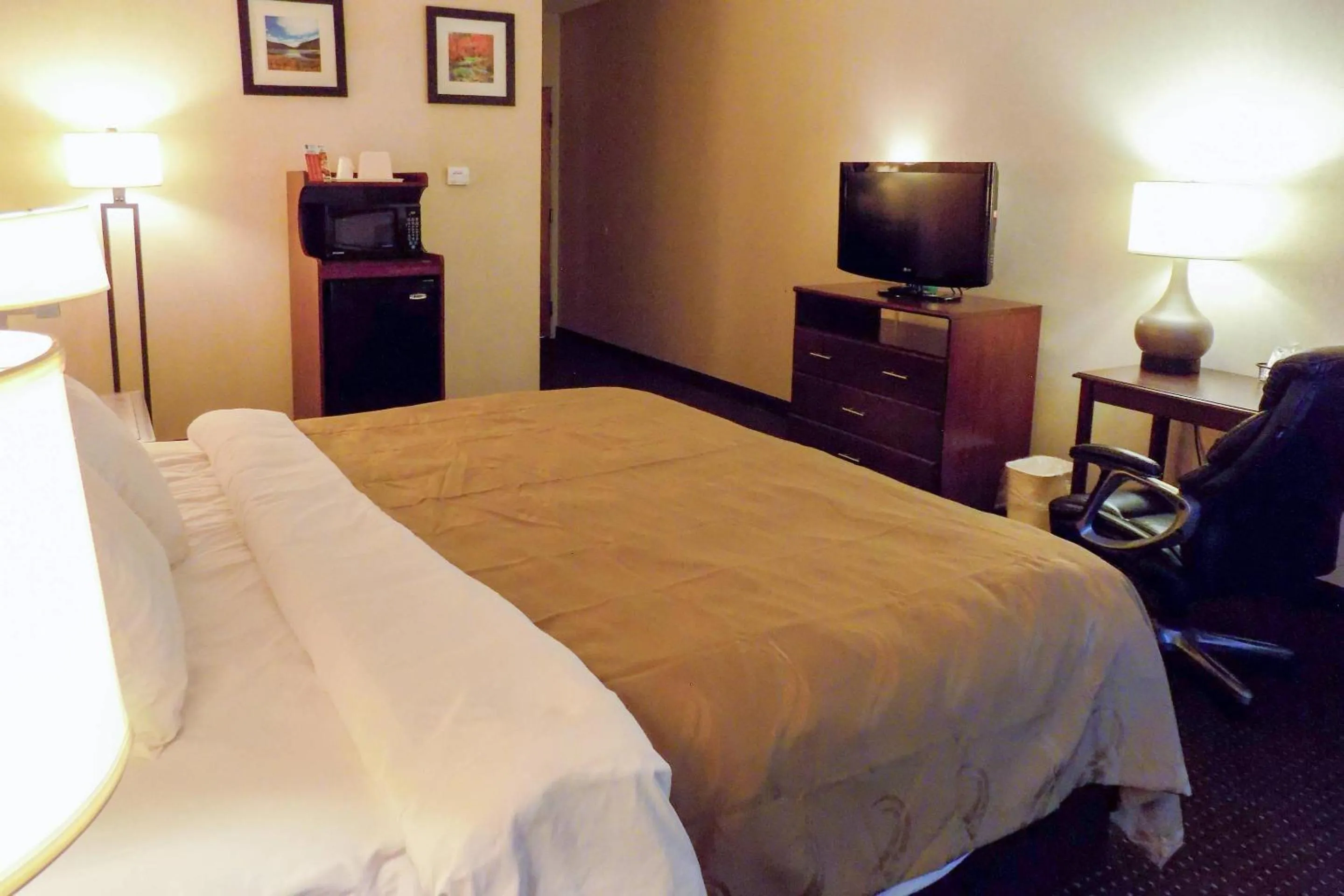 Bedroom, Bed in Quality Inn Kingdom City I-70