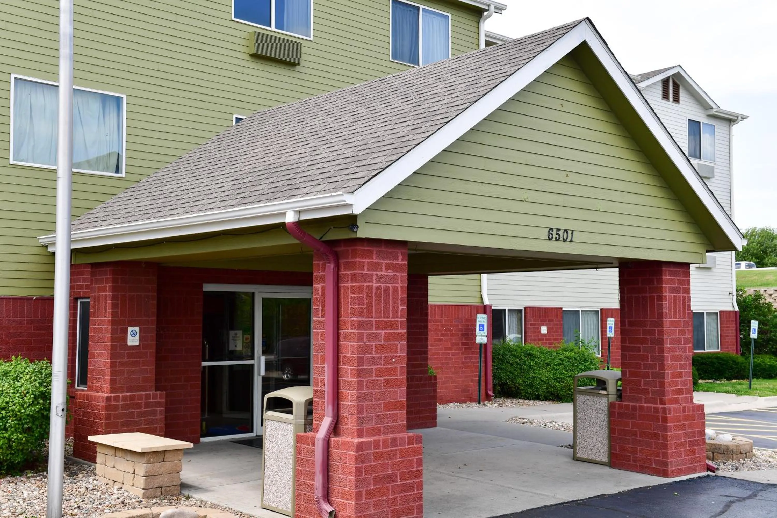 Property building in Motel 6-Lincoln, NE