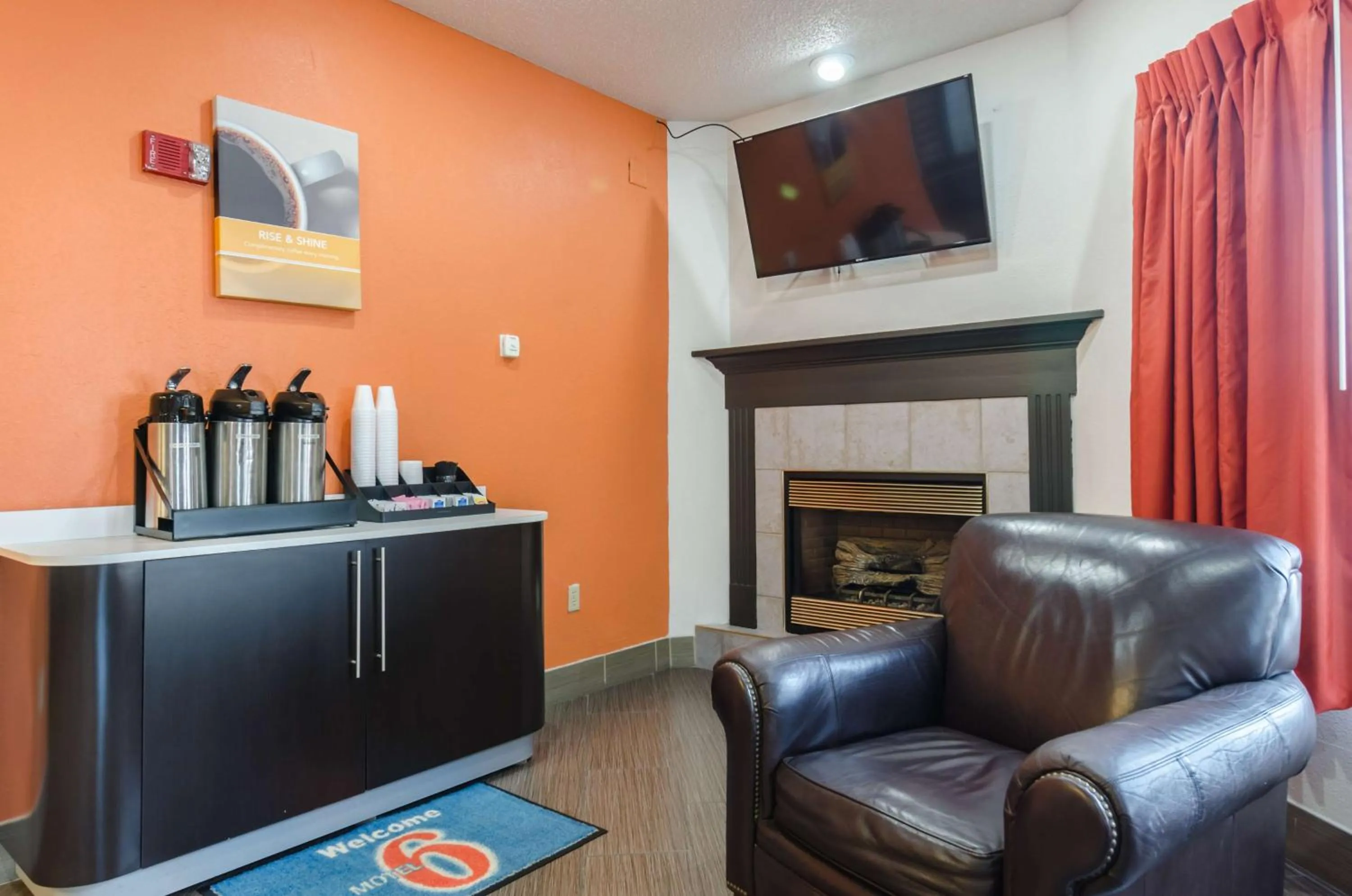 Communal lounge/ TV room in Motel 6-Lincoln, NE