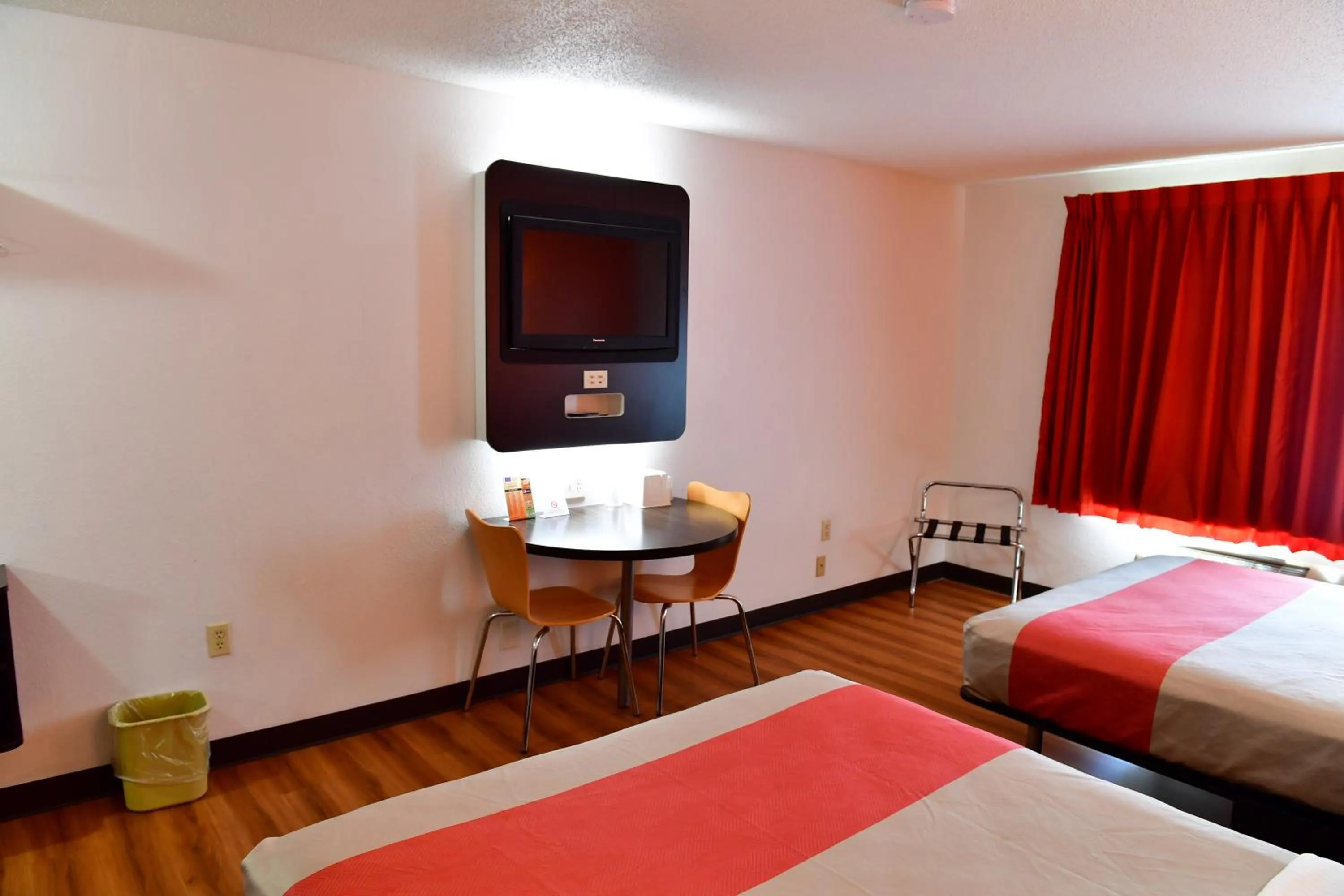 TV and multimedia in Motel 6-Lincoln, NE