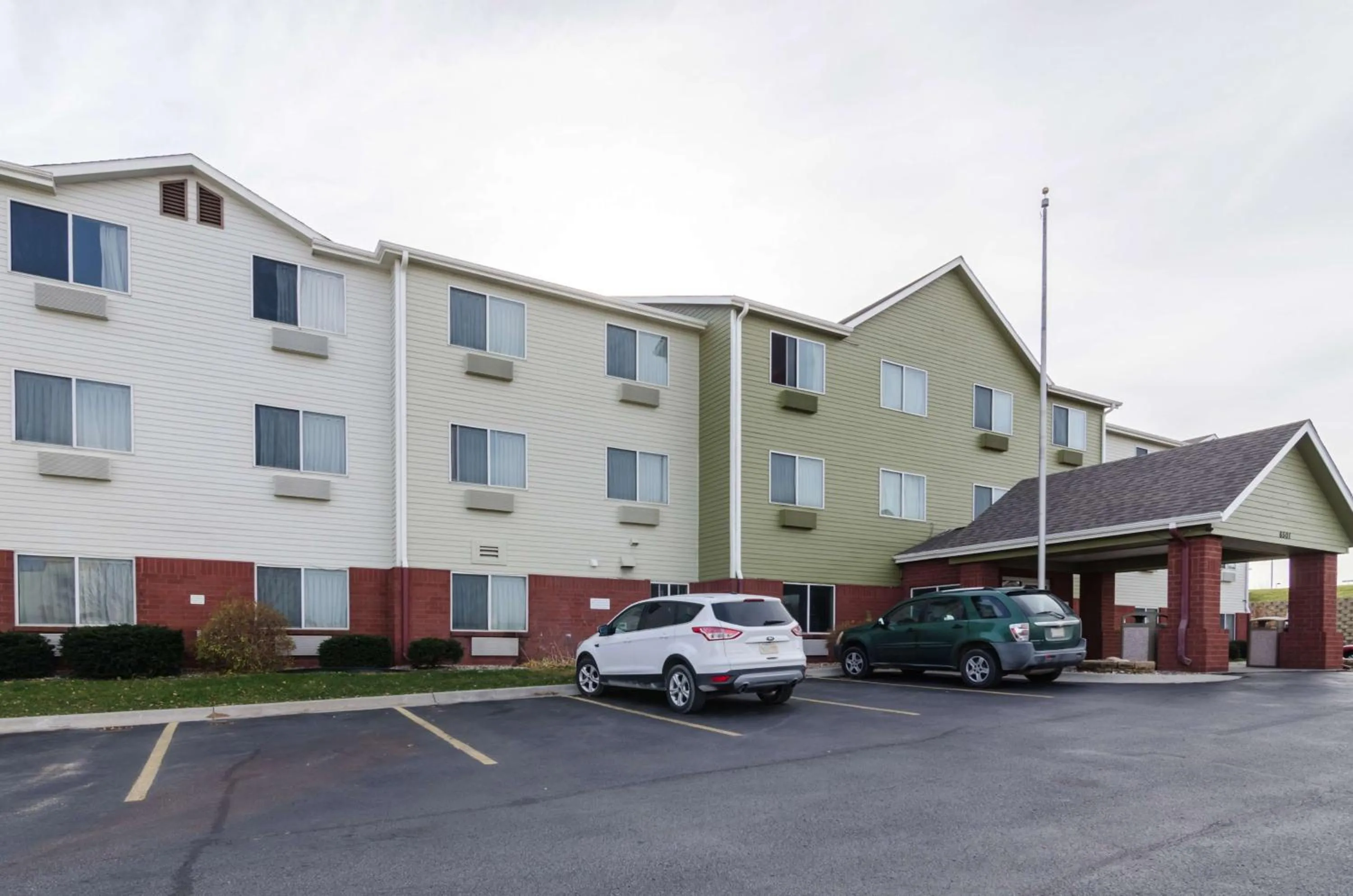 Property building in Motel 6-Lincoln, NE