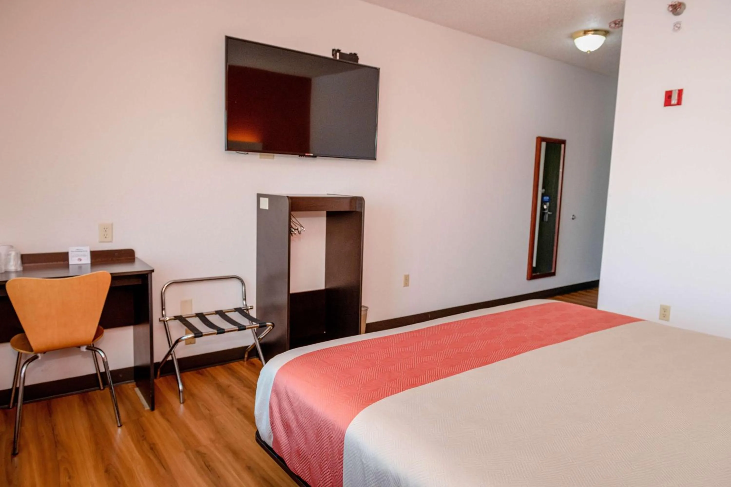 Photo of the whole room in Motel 6-Lincoln, NE