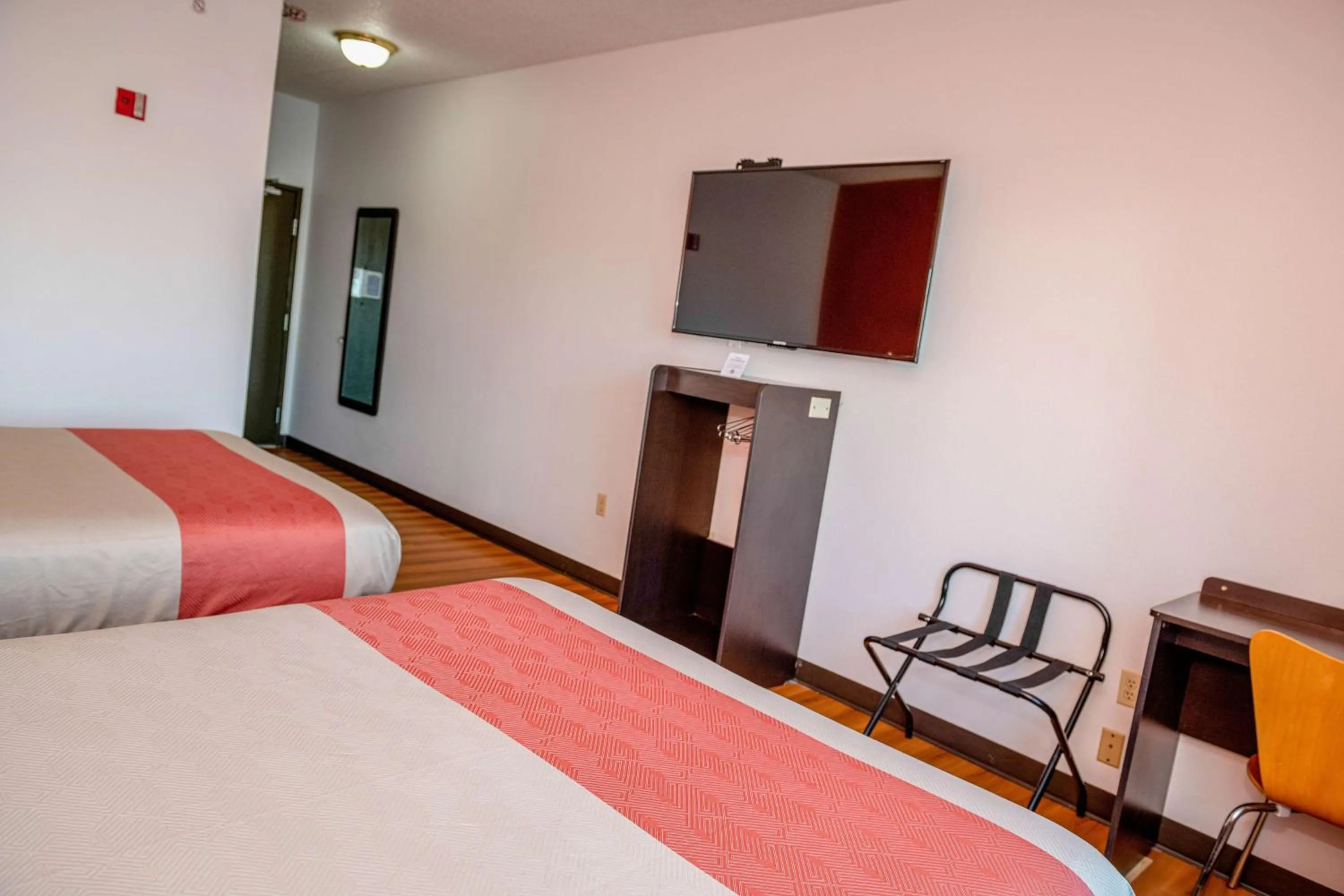 Photo of the whole room in Motel 6-Lincoln, NE