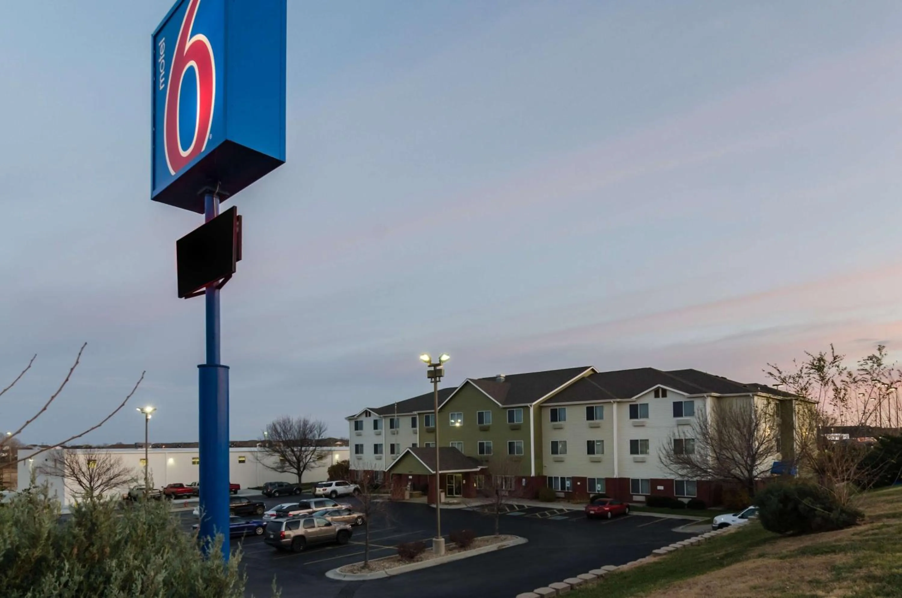 Property building in Motel 6-Lincoln, NE