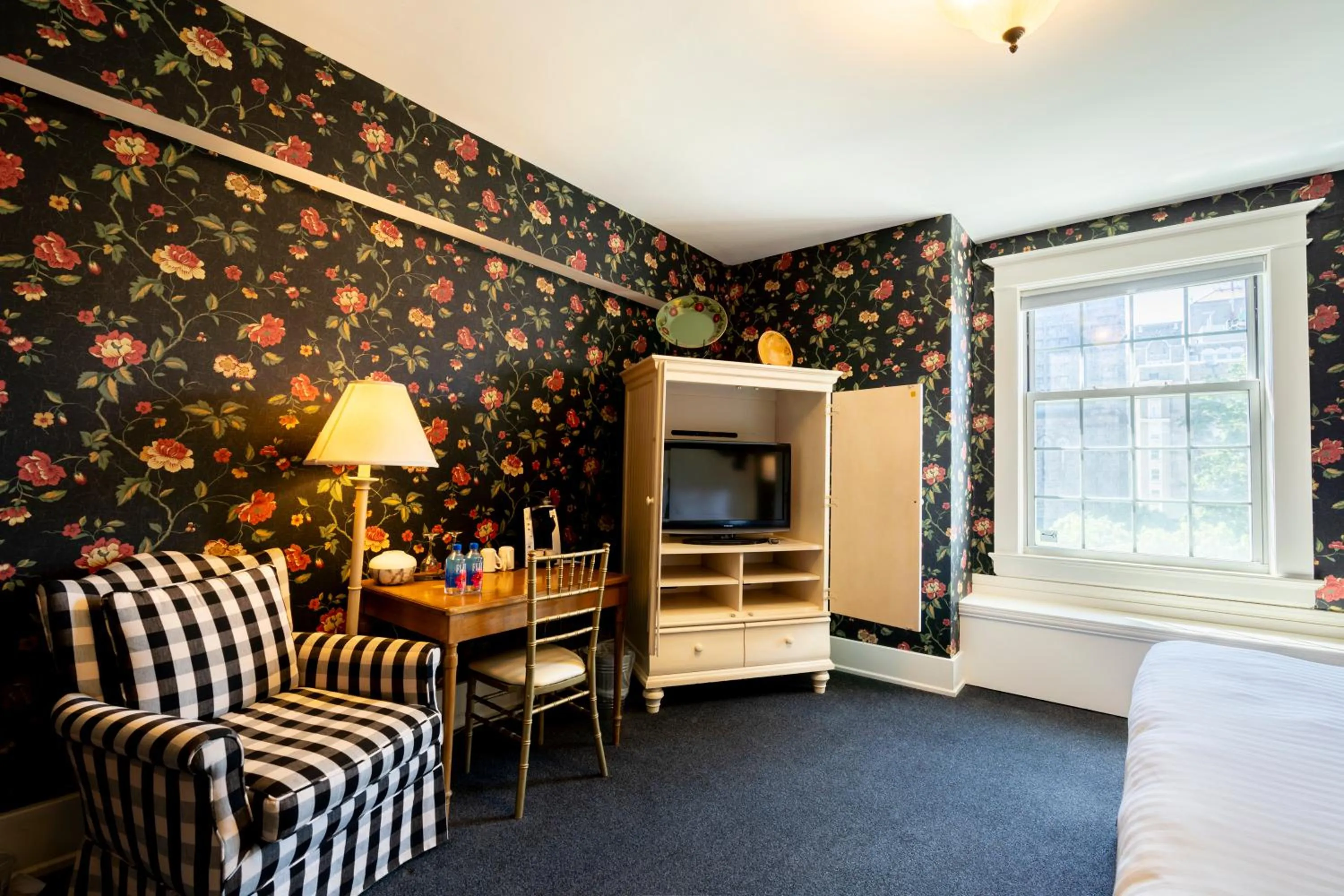 TV and multimedia in Inn on Broadway