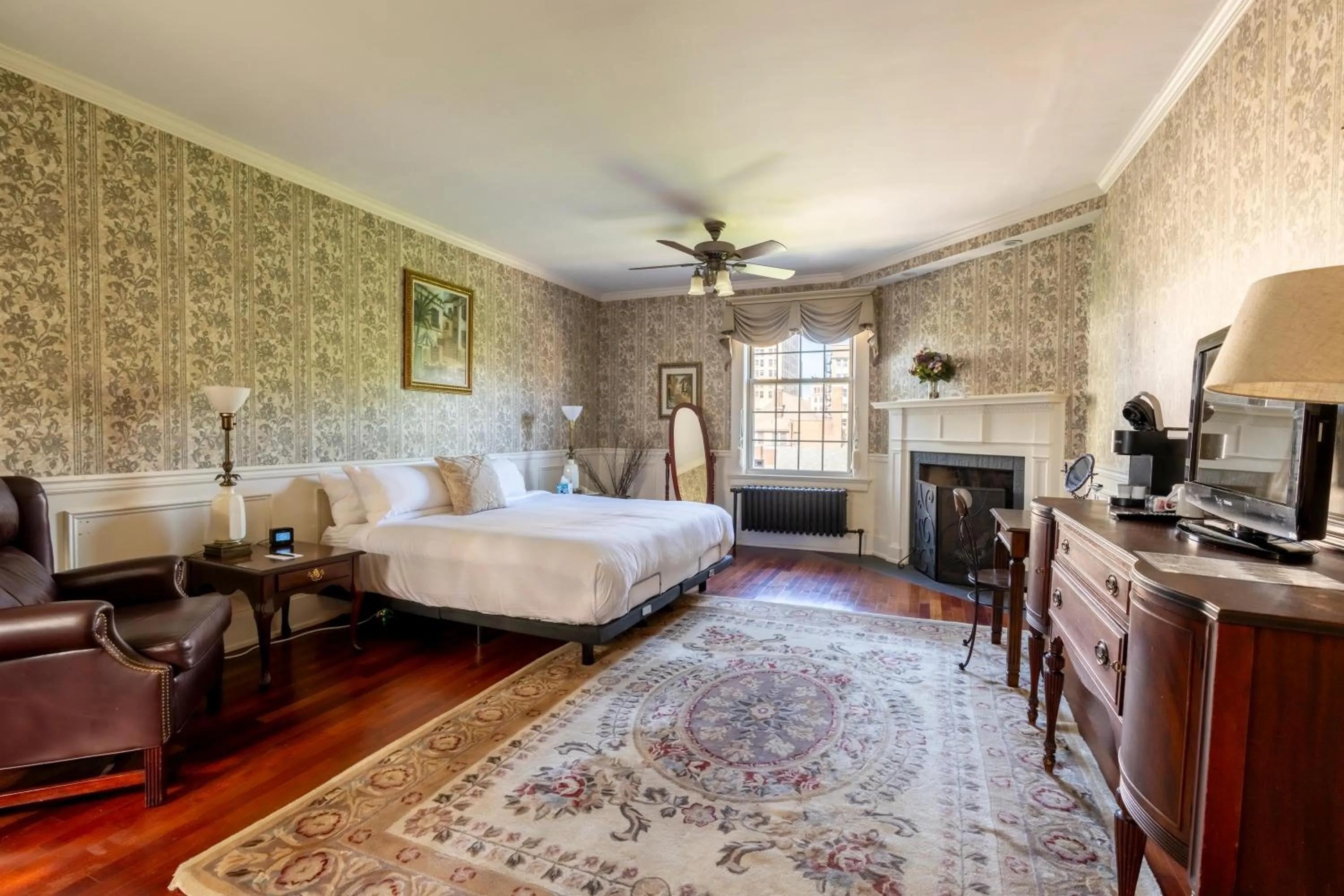 Photo of the whole room, Bed in Inn on Broadway