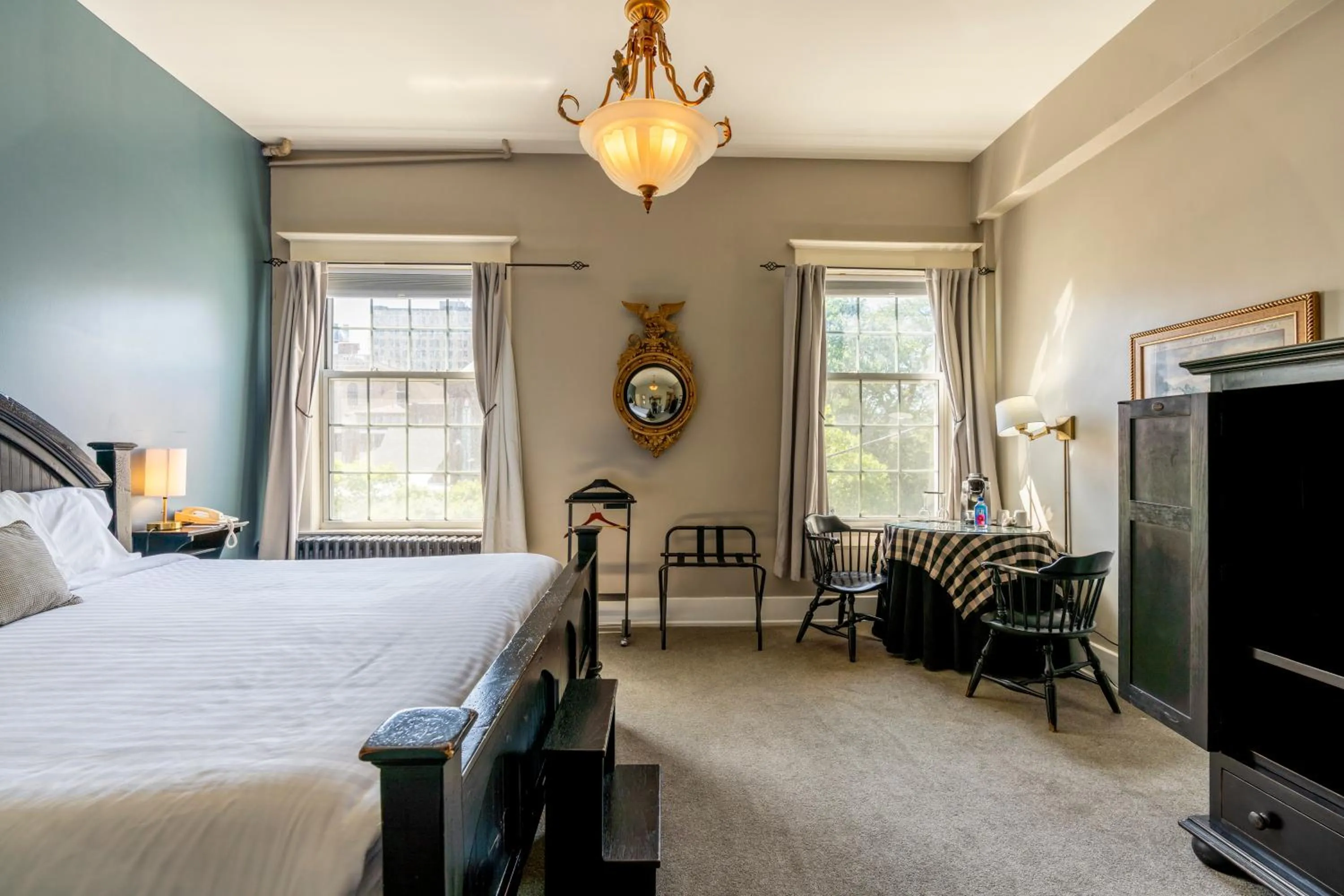 Photo of the whole room, Bed in Inn on Broadway