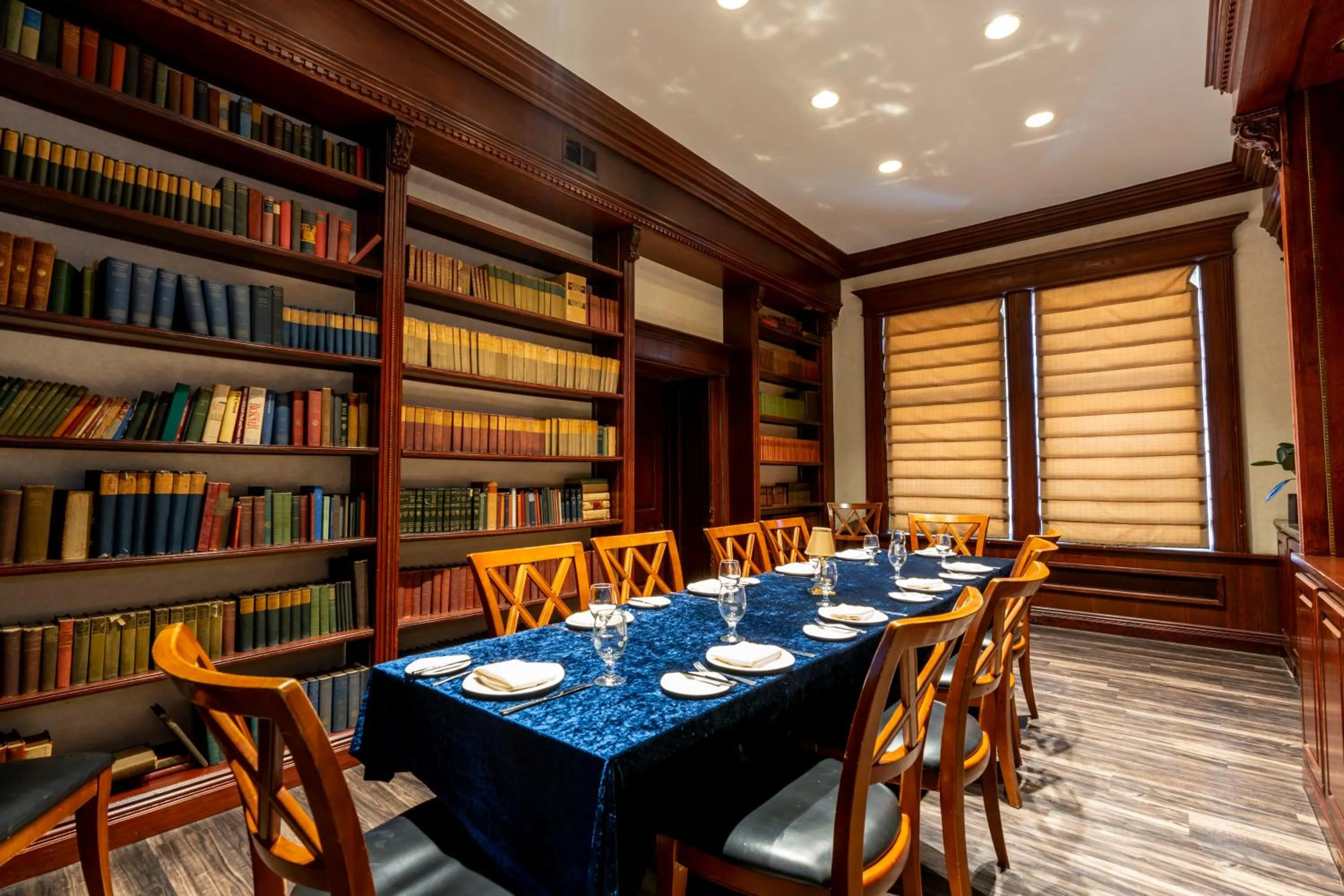 Library in Inn on Broadway