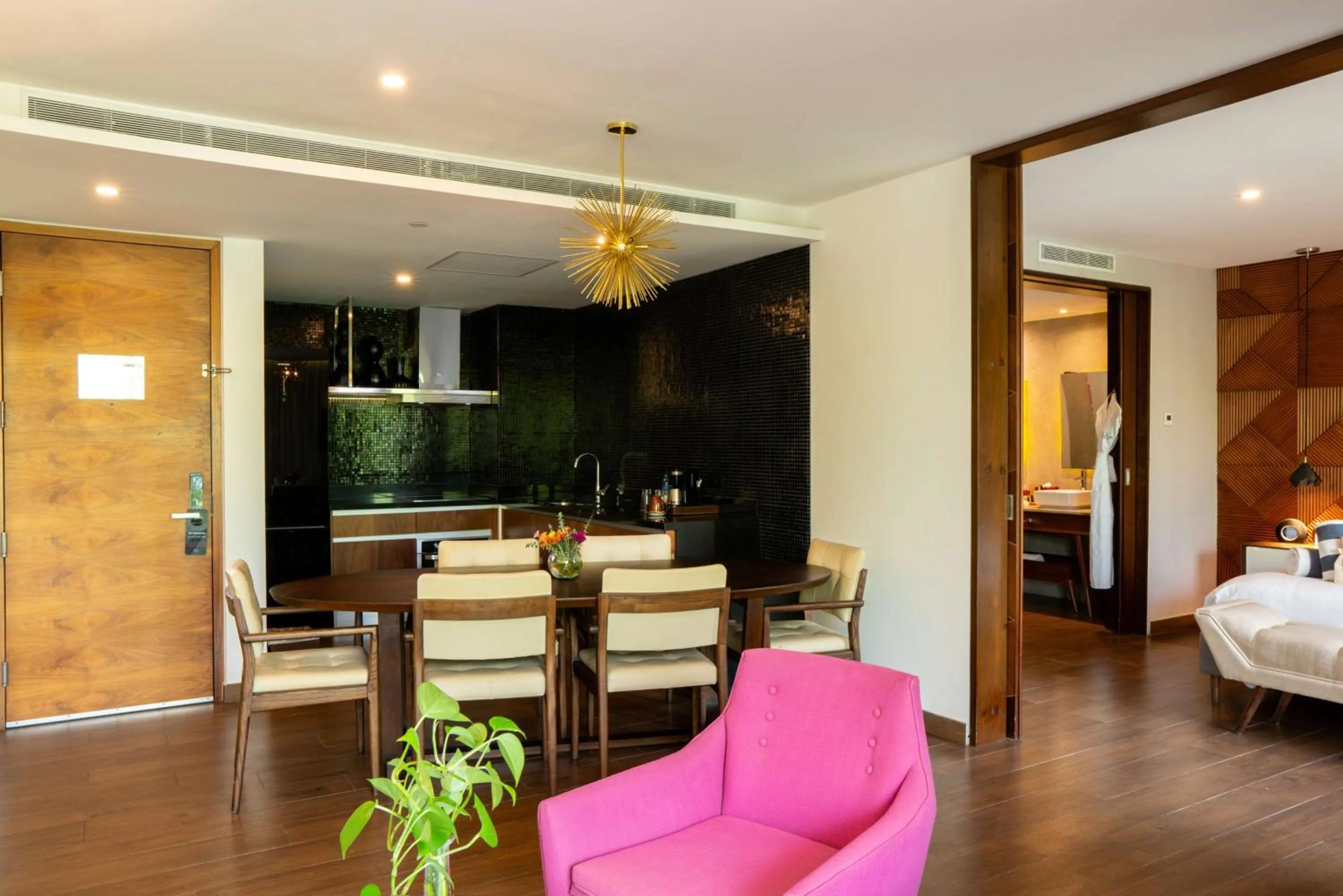 Kitchen or kitchenette, Bed in The Fives Downtown Hotel & Residences, Curio Collection by Hilton