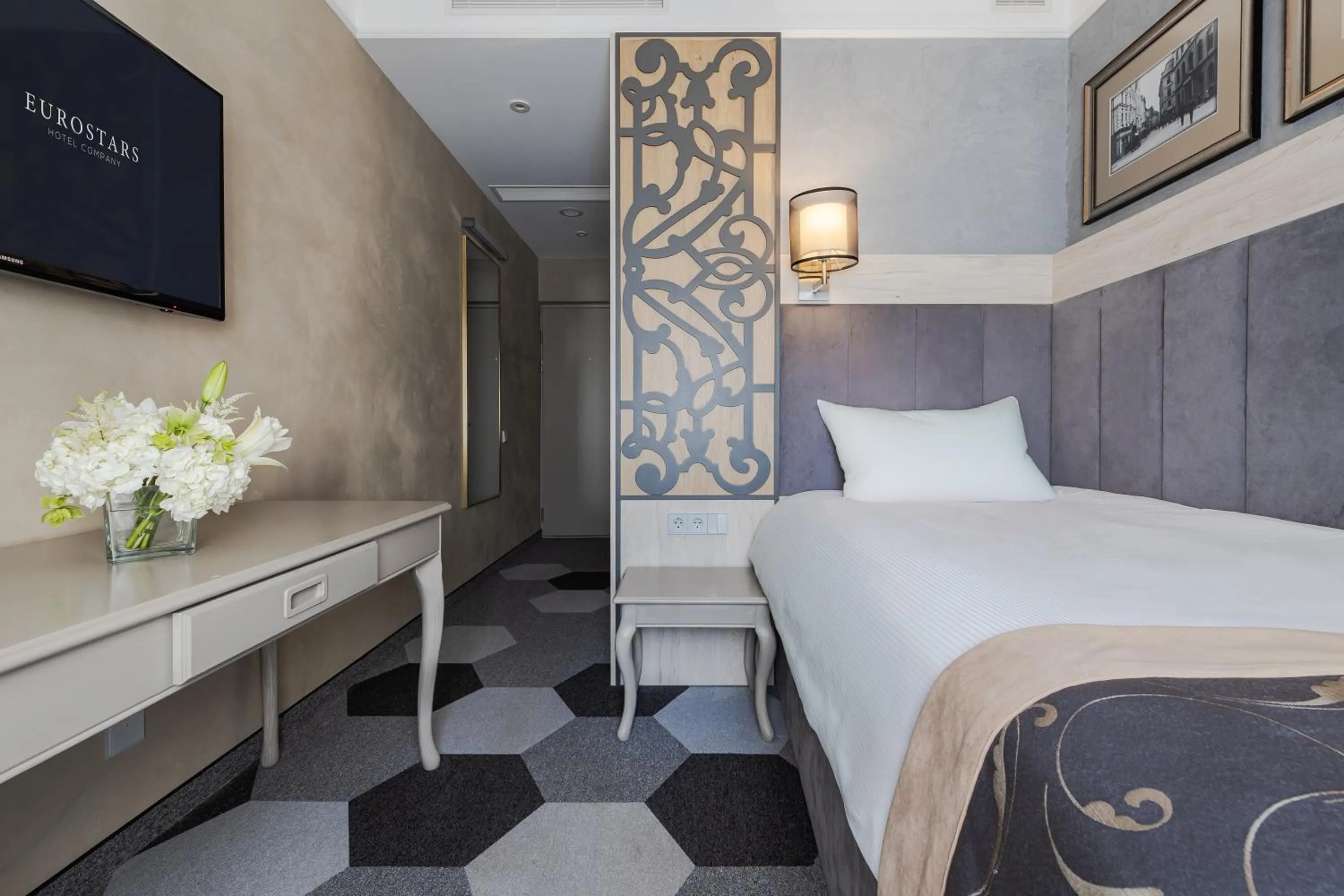 Photo of the whole room, Bed in Eurostars Metropole