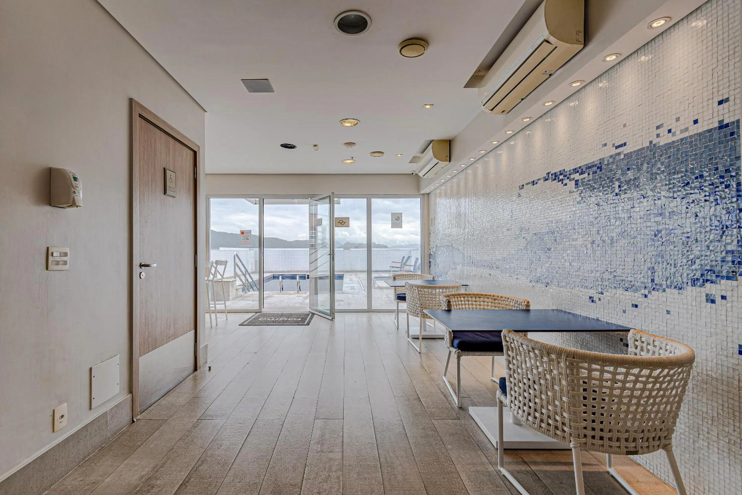 Swimming pool in Roomo Transamerica Santos Gonzaga