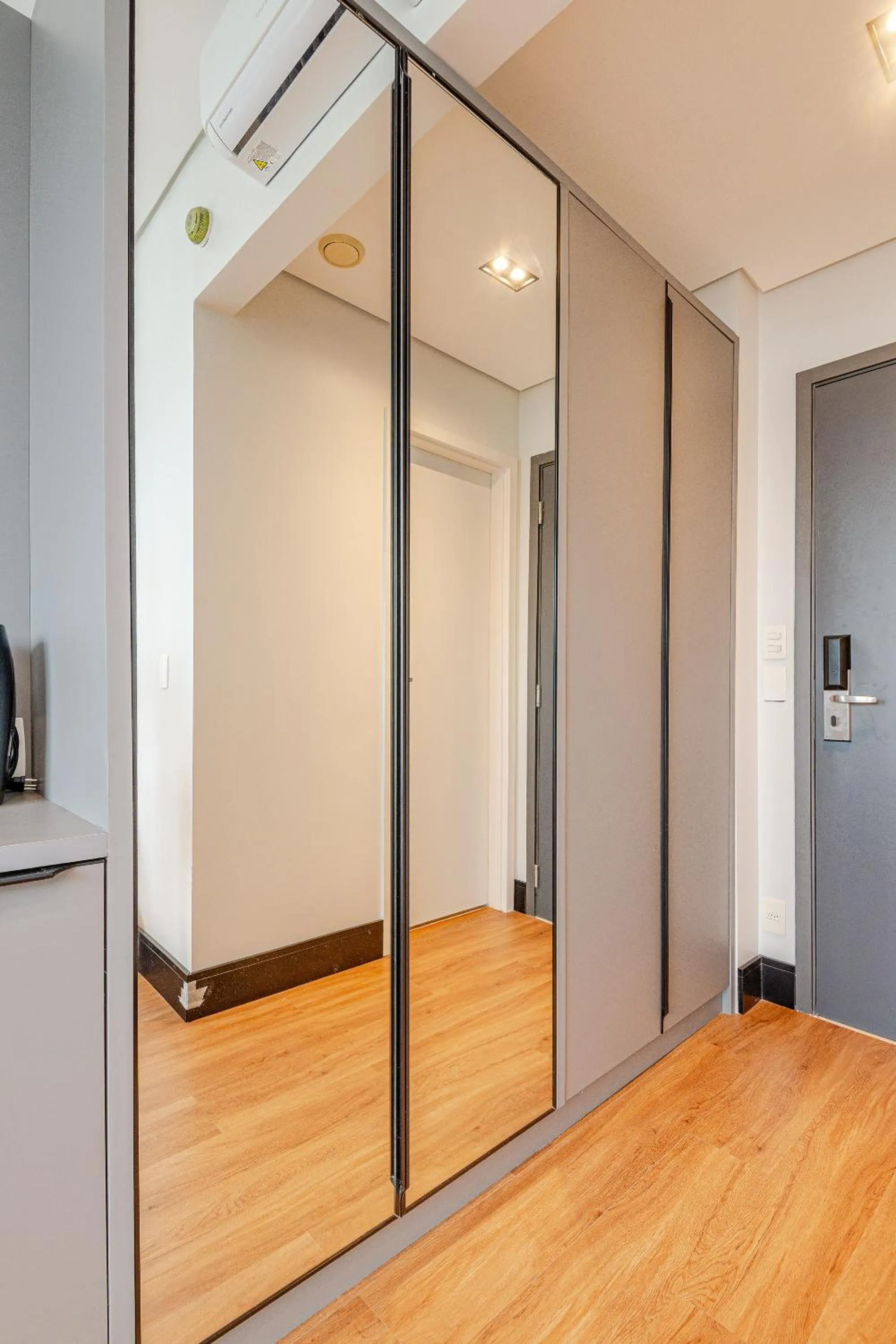 wardrobe in Roomo Transamerica Santos Gonzaga